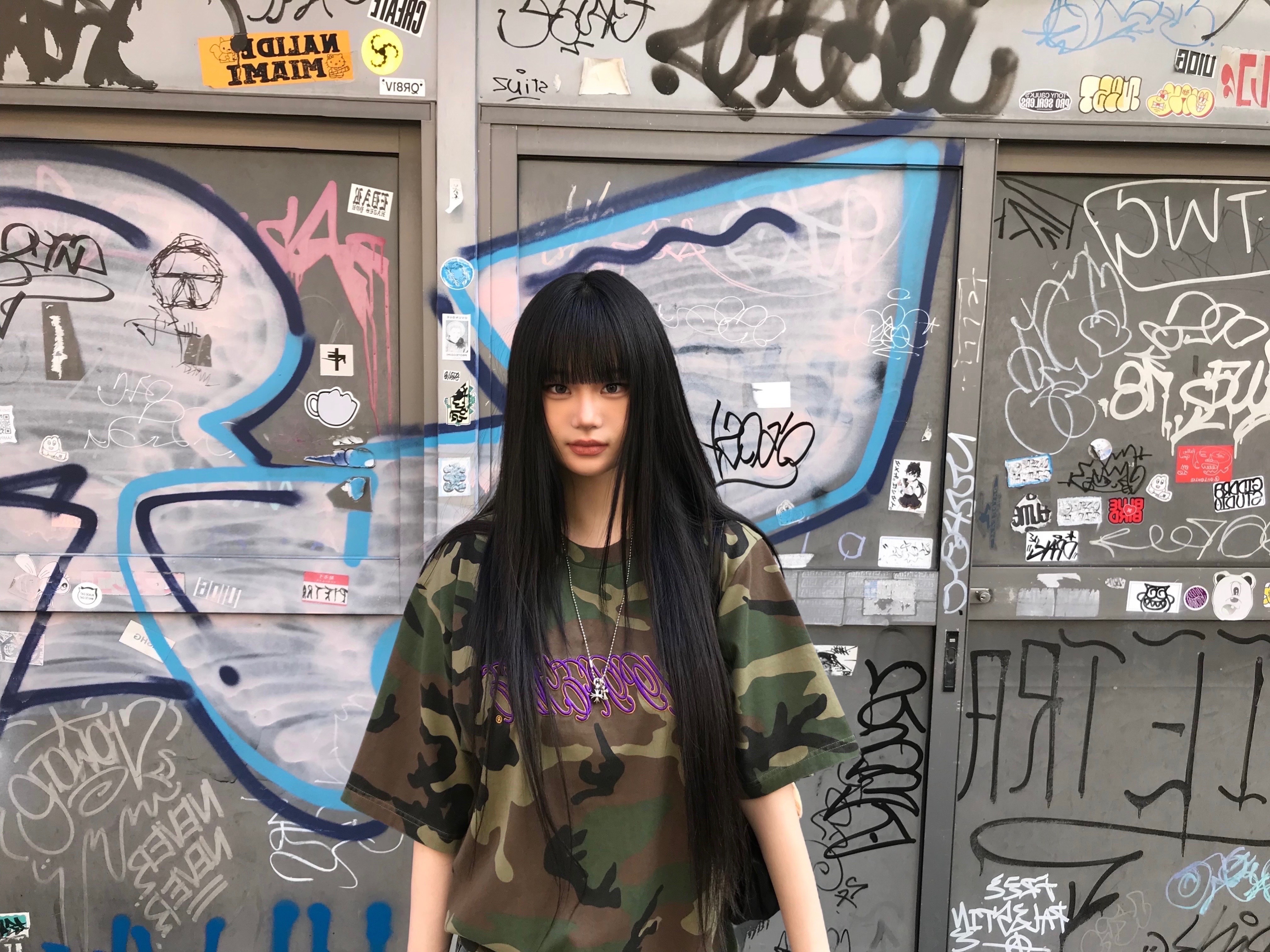 Supreme Raised Script S/S Top Woodland Camo - 26SS 착용 스타일 - 1