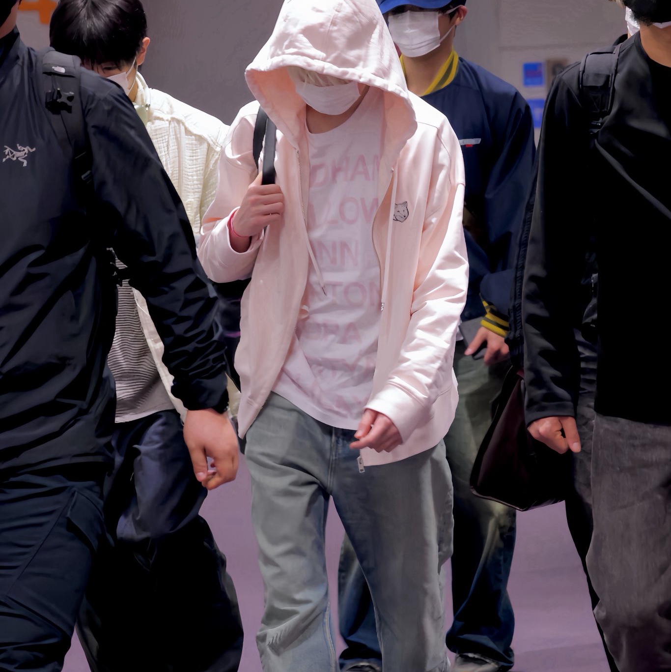 [KREAM 단독] Safarispot Highway Inn LS T-Shirt White Red, [KREAM 단독] Safarispot Highway Inn LS T-Shirt Black White 착용 스타일 - 1
