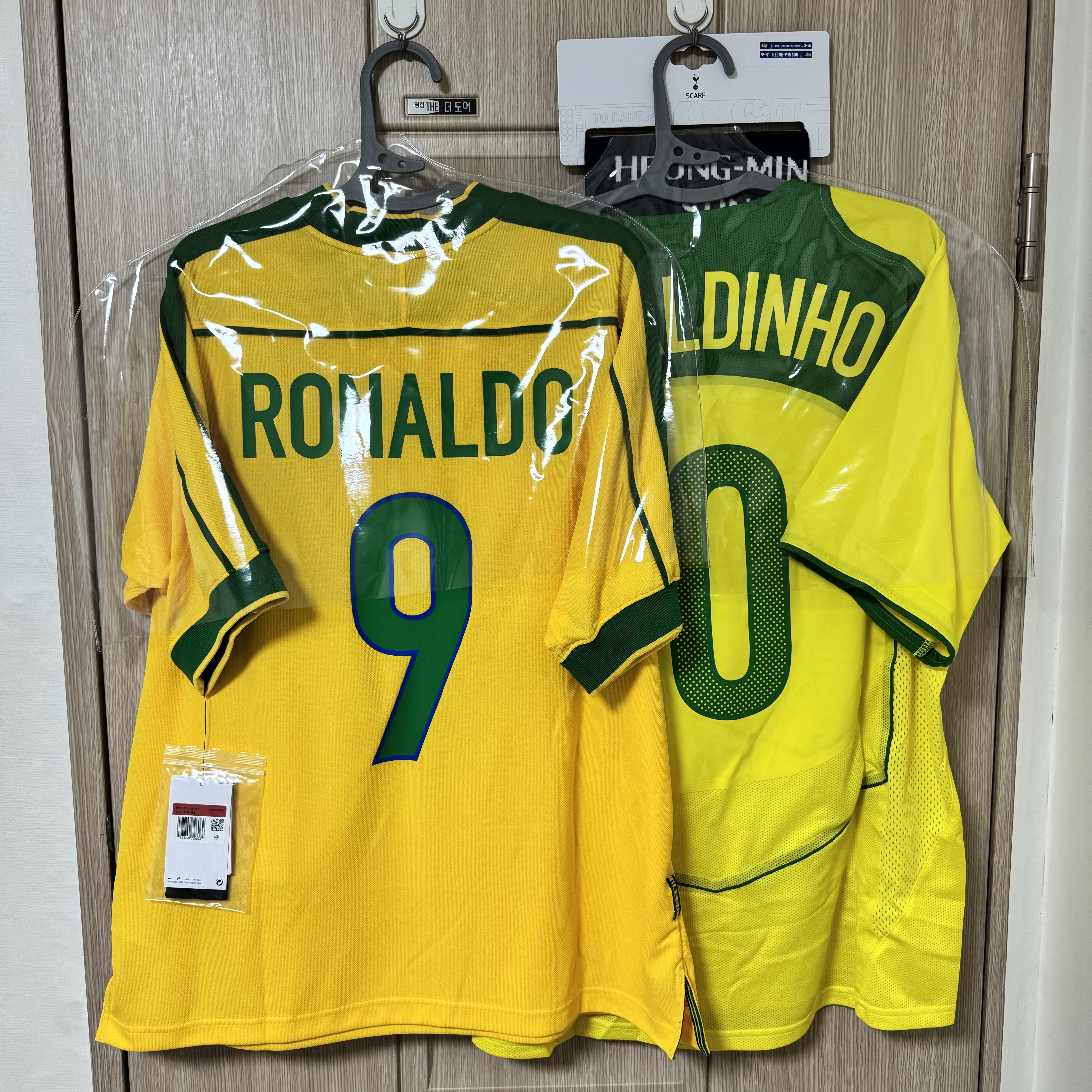 Nike Brazil 1998 Reissue Soccer Replica Jersey Varsity Maize Ronaldo (Marking Ver.), Nike Ronaldinho Brazil 2004 Total 90 Reissue Soccer Replica Jersey (Marking Ver.) 착용 스타일