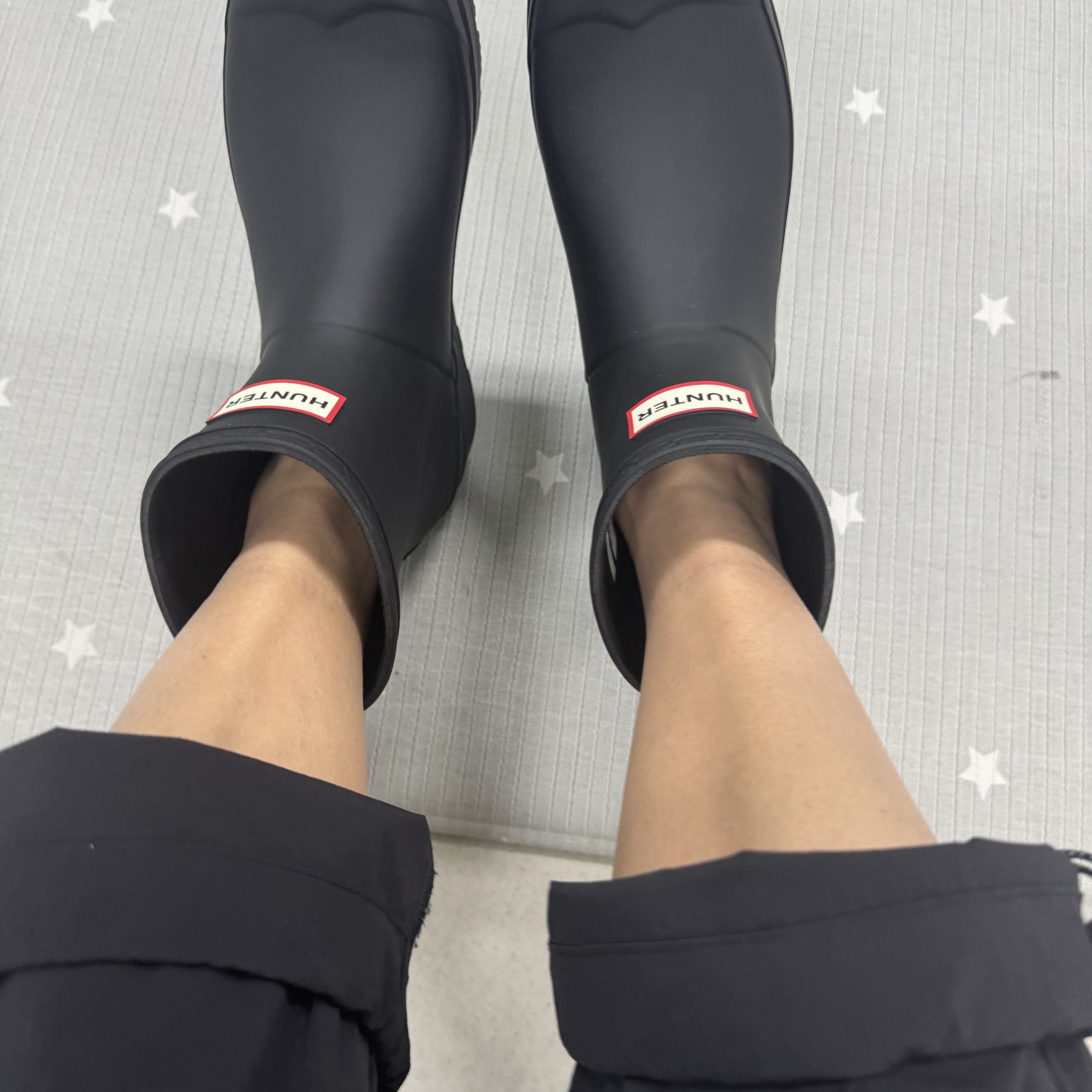 (W) Hunter Play Short Rain Boots Black 착용 스타일