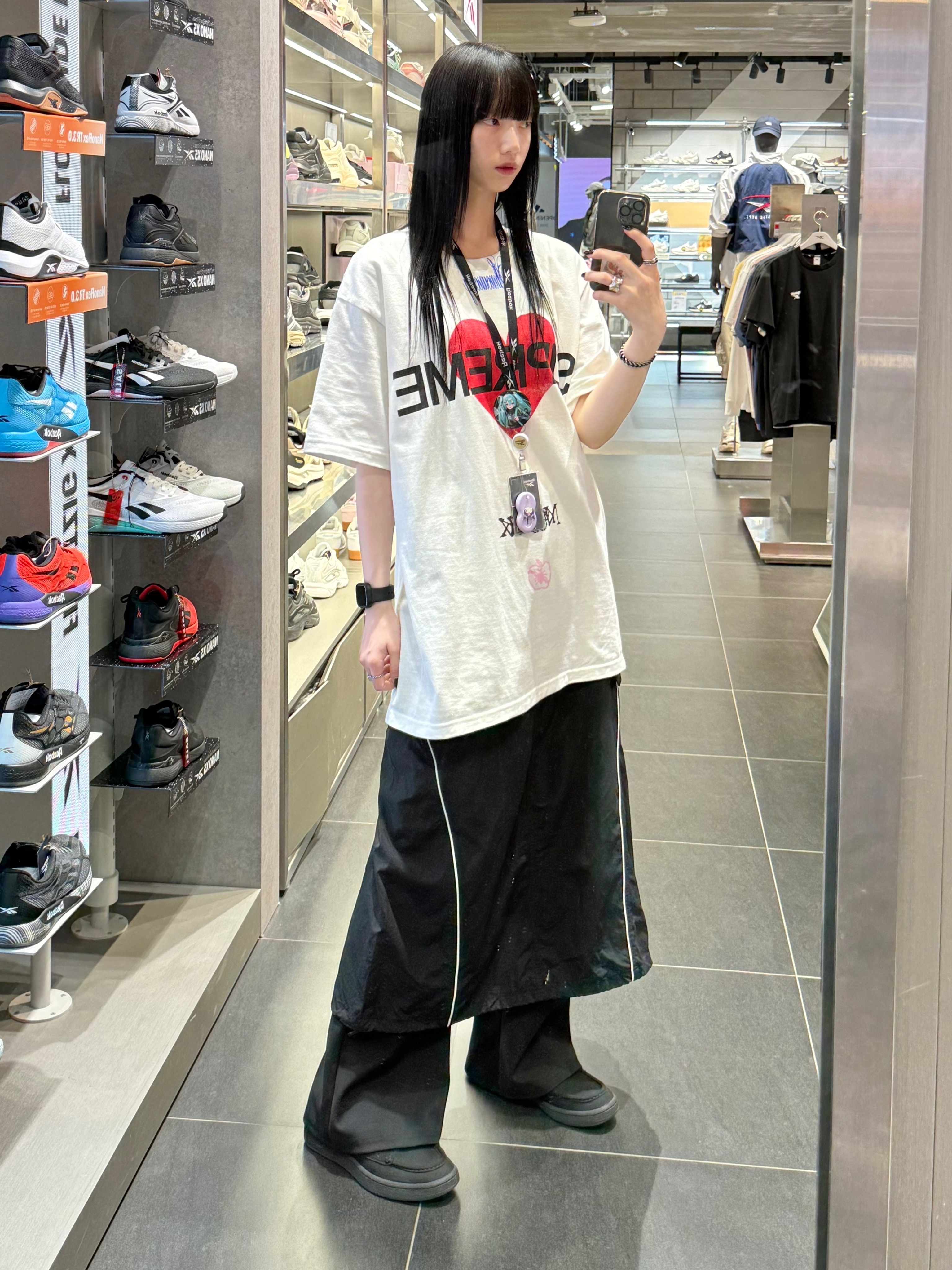 Supreme Announcing T-Shirt White - 25SS, Reebok Club C Loafer Suede Black 착용 스타일