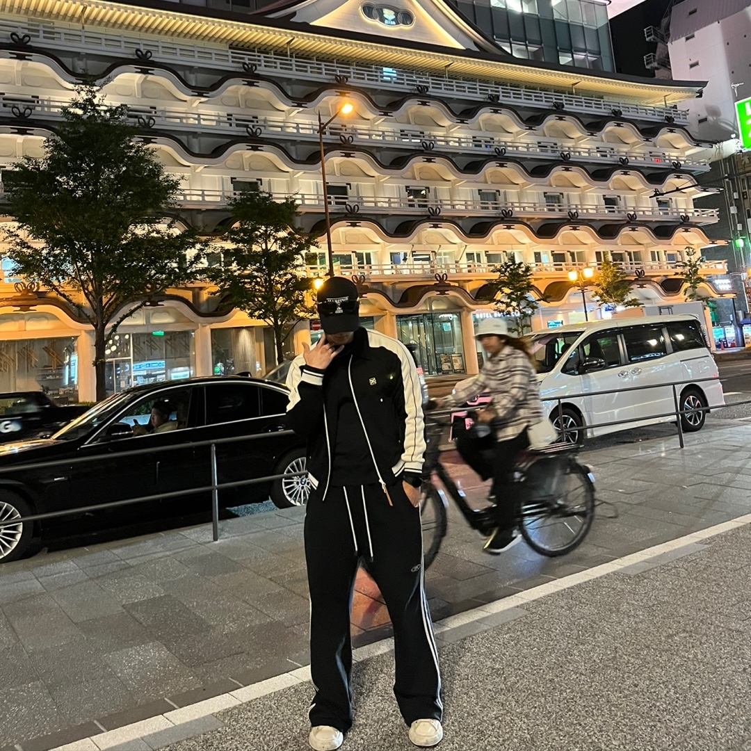 BORN TO WIN Chrome B Track Line Semi Wide Pants Black, SATUR Lawton Collar Track Zip-up Jacket Caviar Black 착용 스타일 - 1
