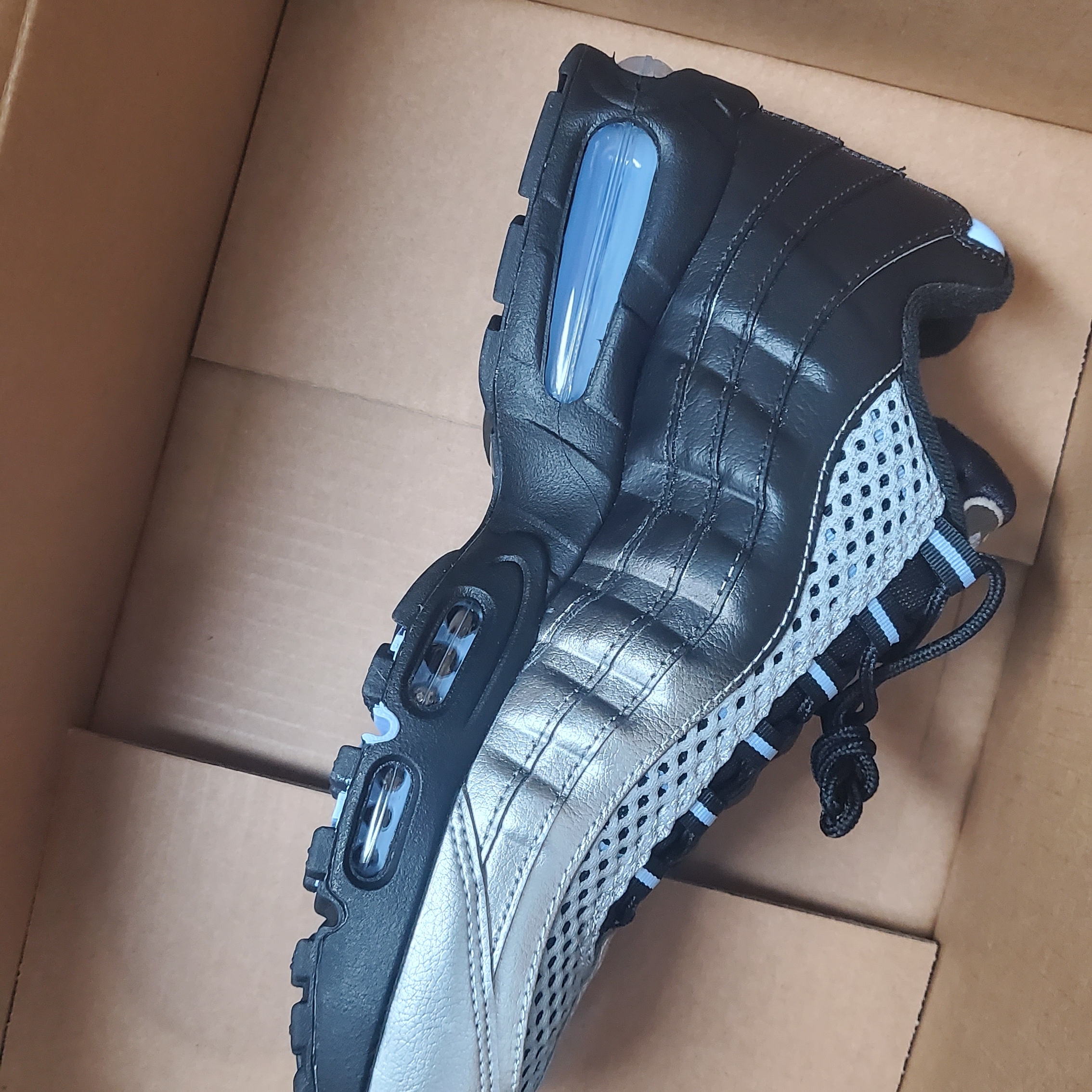 Nike x Palace Air Max 95 Metallic Silver Aluminum 착용 스타일 - 3