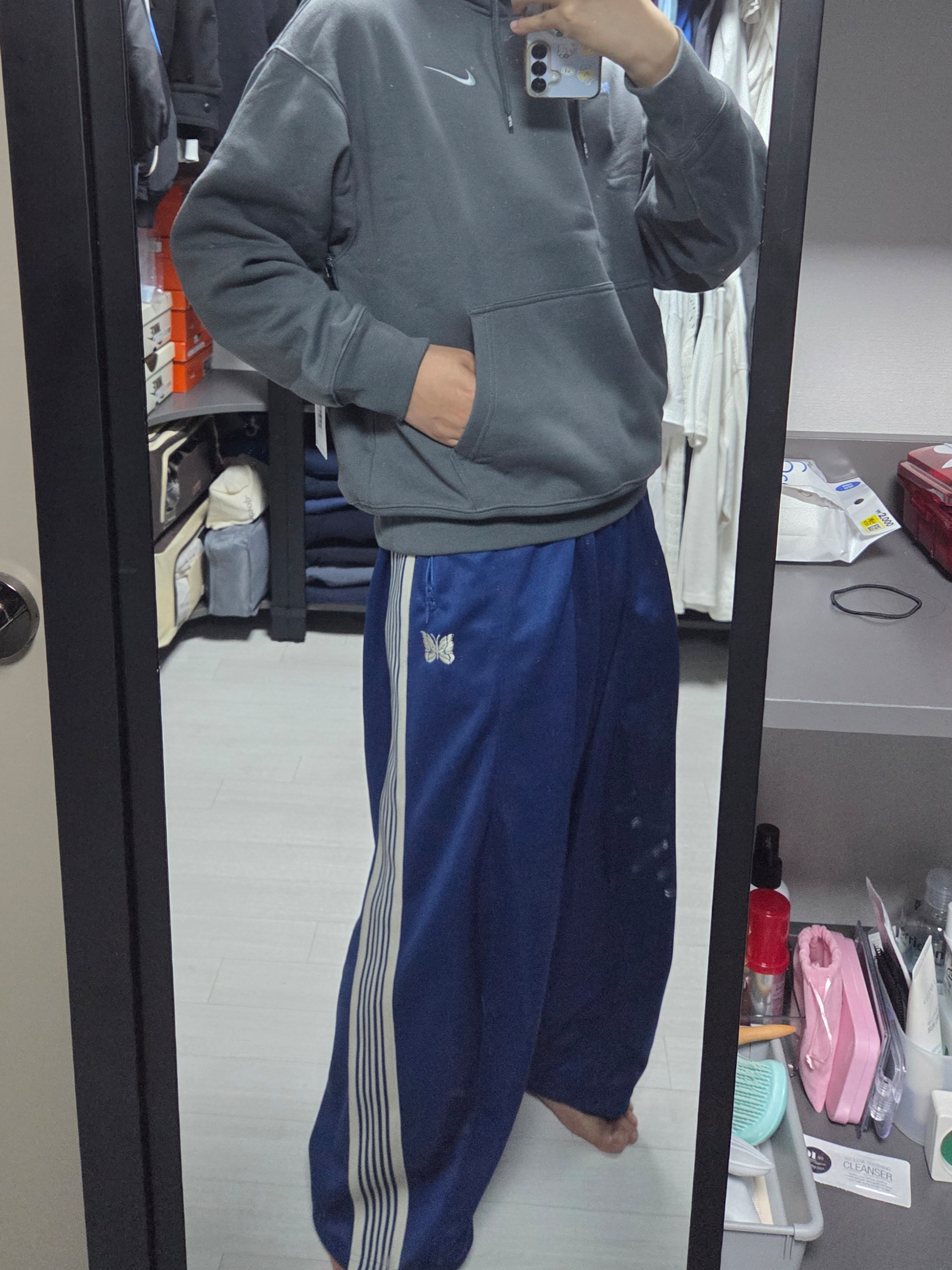 Needles x Beaver H.D. Track Pants Poly Smooth Royal, Palace x Nike Font Swoosh Hood Charcoal - 26SS 착용 스타일