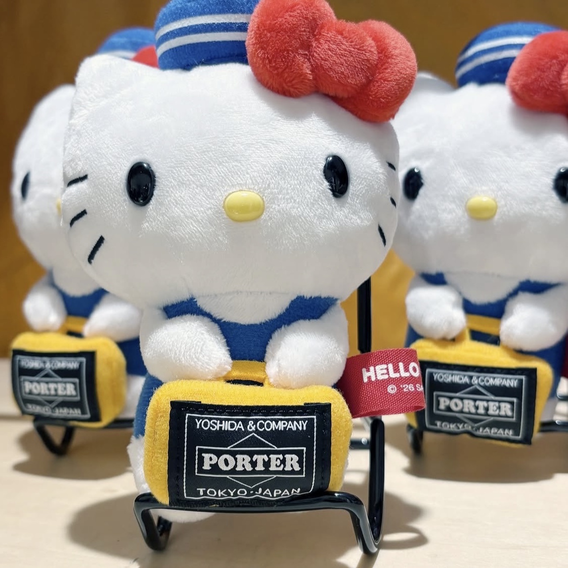 Porter x Hello Kitty Soft Toy, Starbucks x Toy Story 5 MD Woody Bearista Keychain Yellow 착용 스타일 - 1