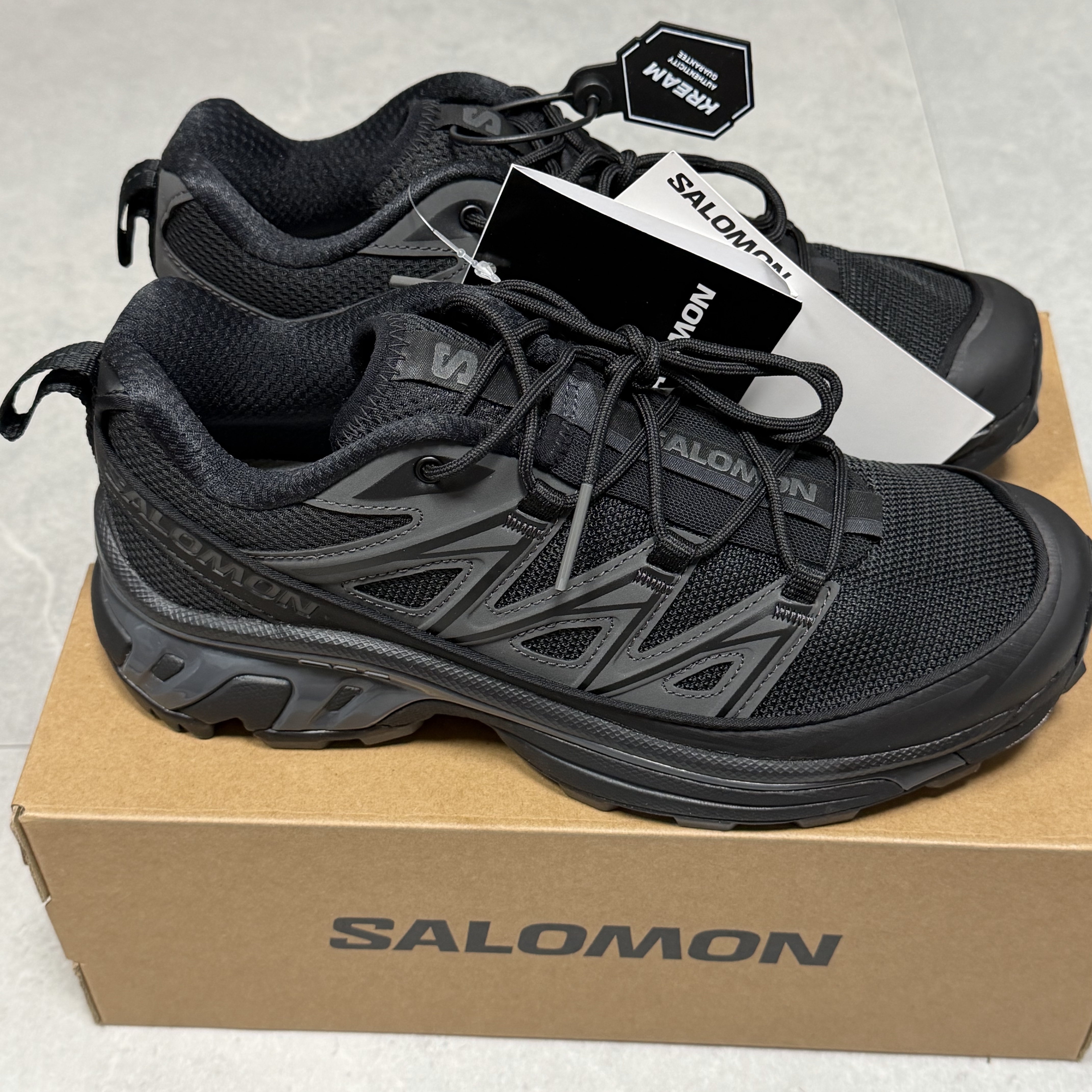 Salomon XT-6 Expanse Black Ebony 착용 스타일 - 1