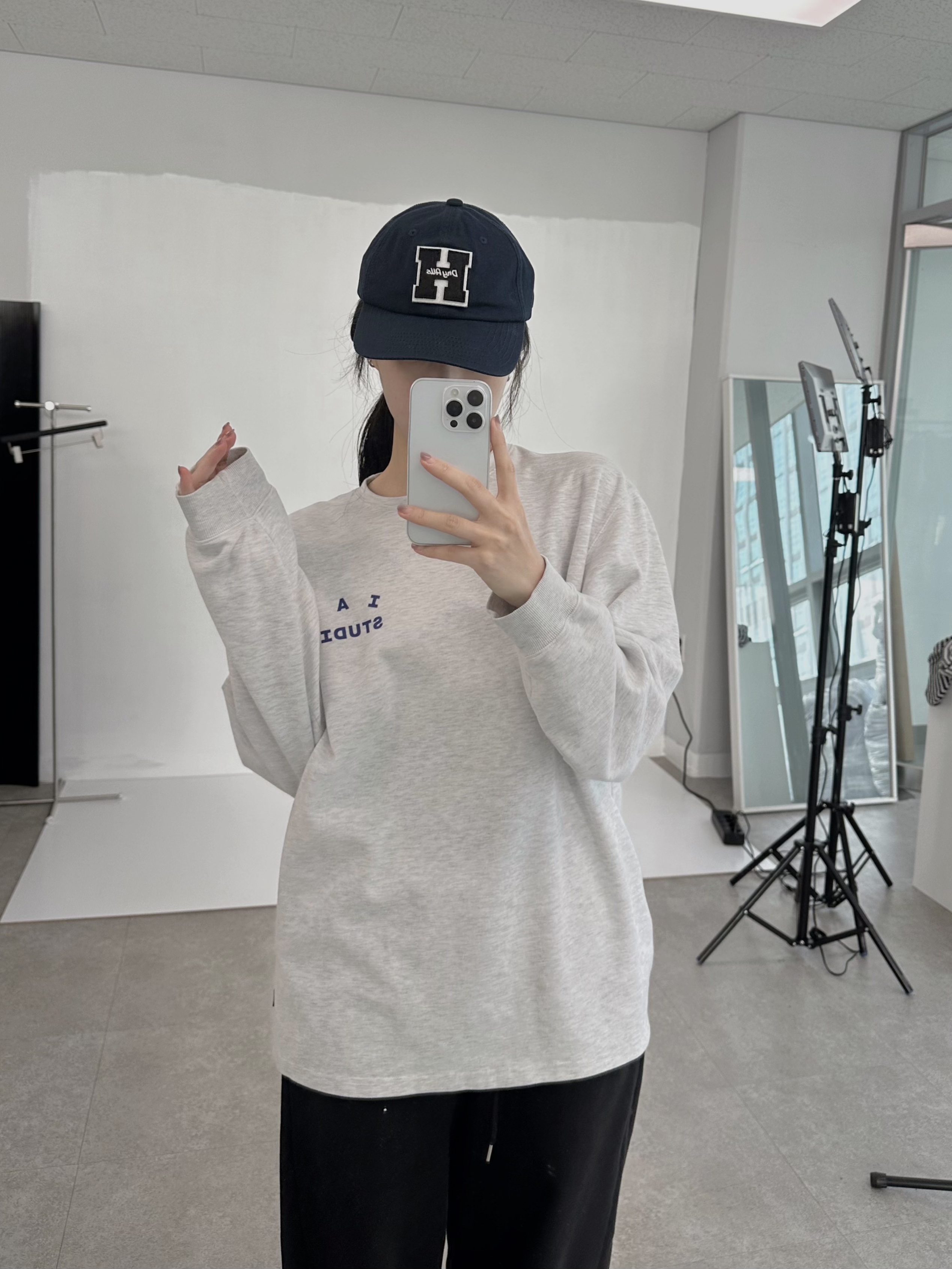Human Made 6 Panel Twill Cap Navy, IAB Studio Long Sleeve Light Gray ์ฐฉ์ฉ ์คํ์ผ - 5