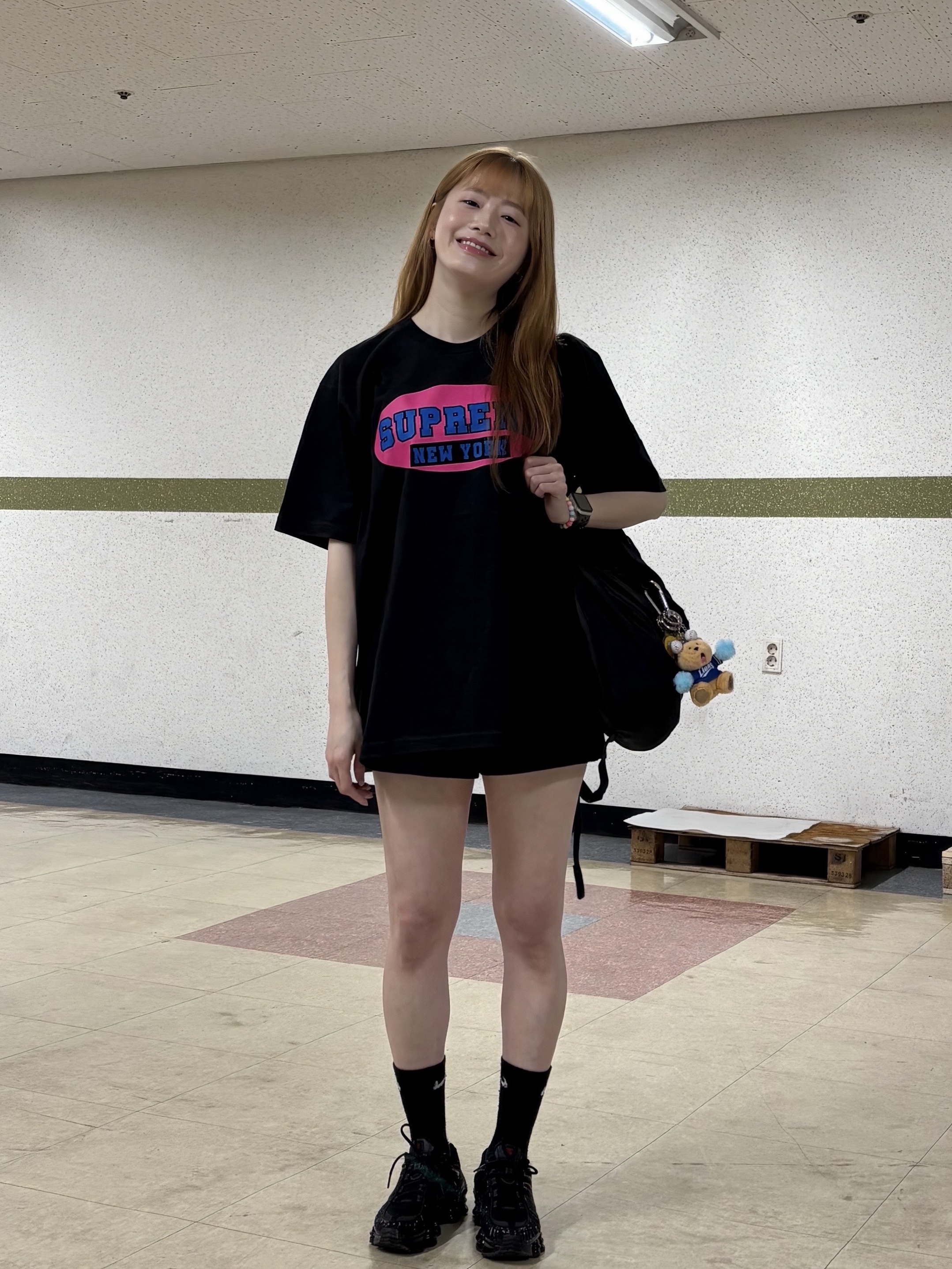 Supreme New York T-Shirt Black - 23SS, (W) Nike Shox TL Black and Max Orange 착용 스타일 - 7