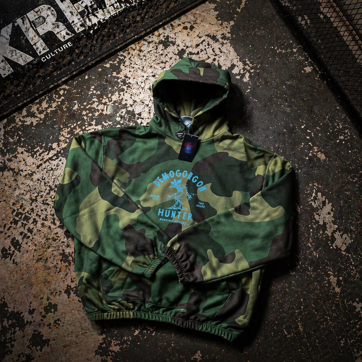IAB Studio x Stranger Things Hunter Camo Hoodie 착용 스타일