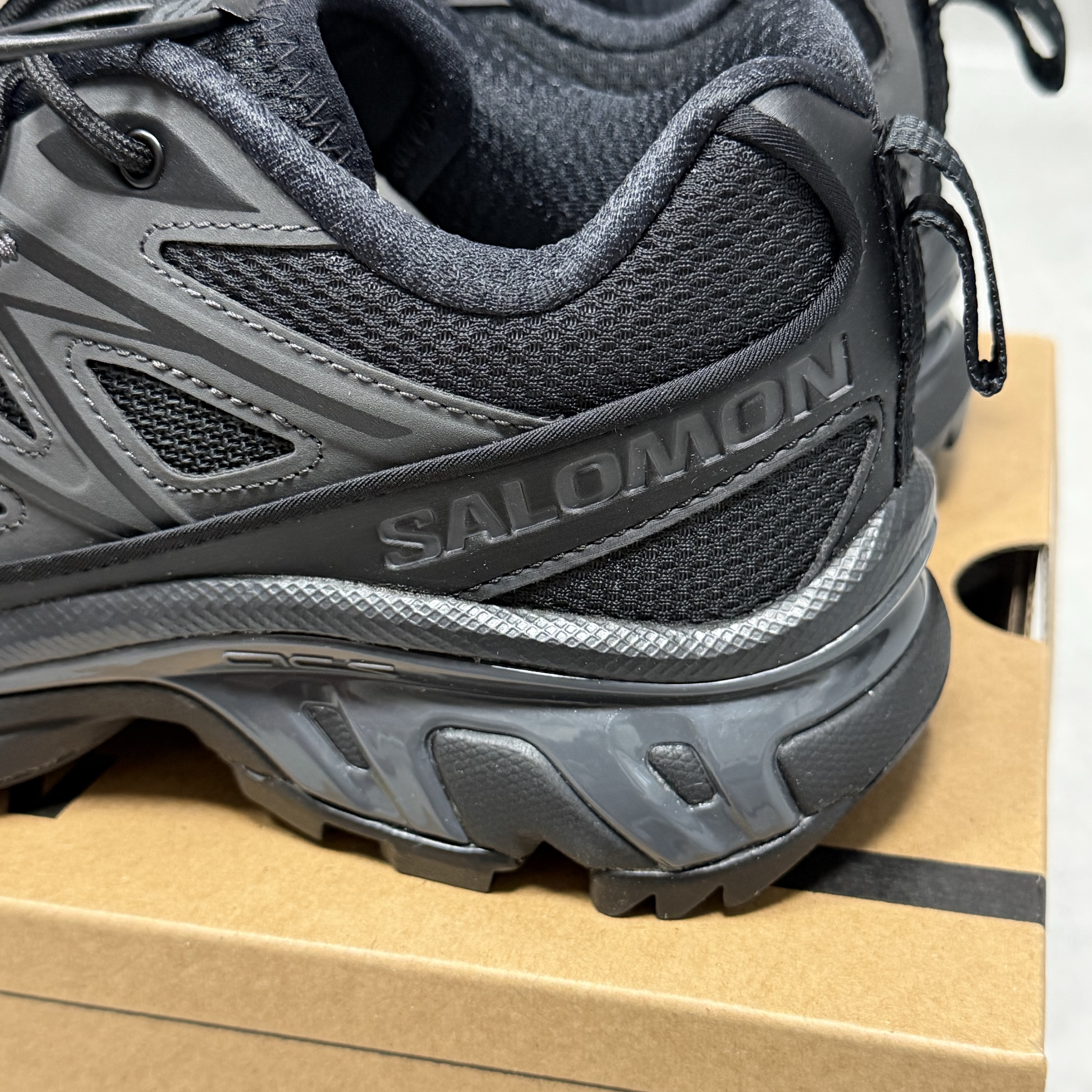 Salomon XT-6 Expanse Black Ebony 착용 스타일 - 3