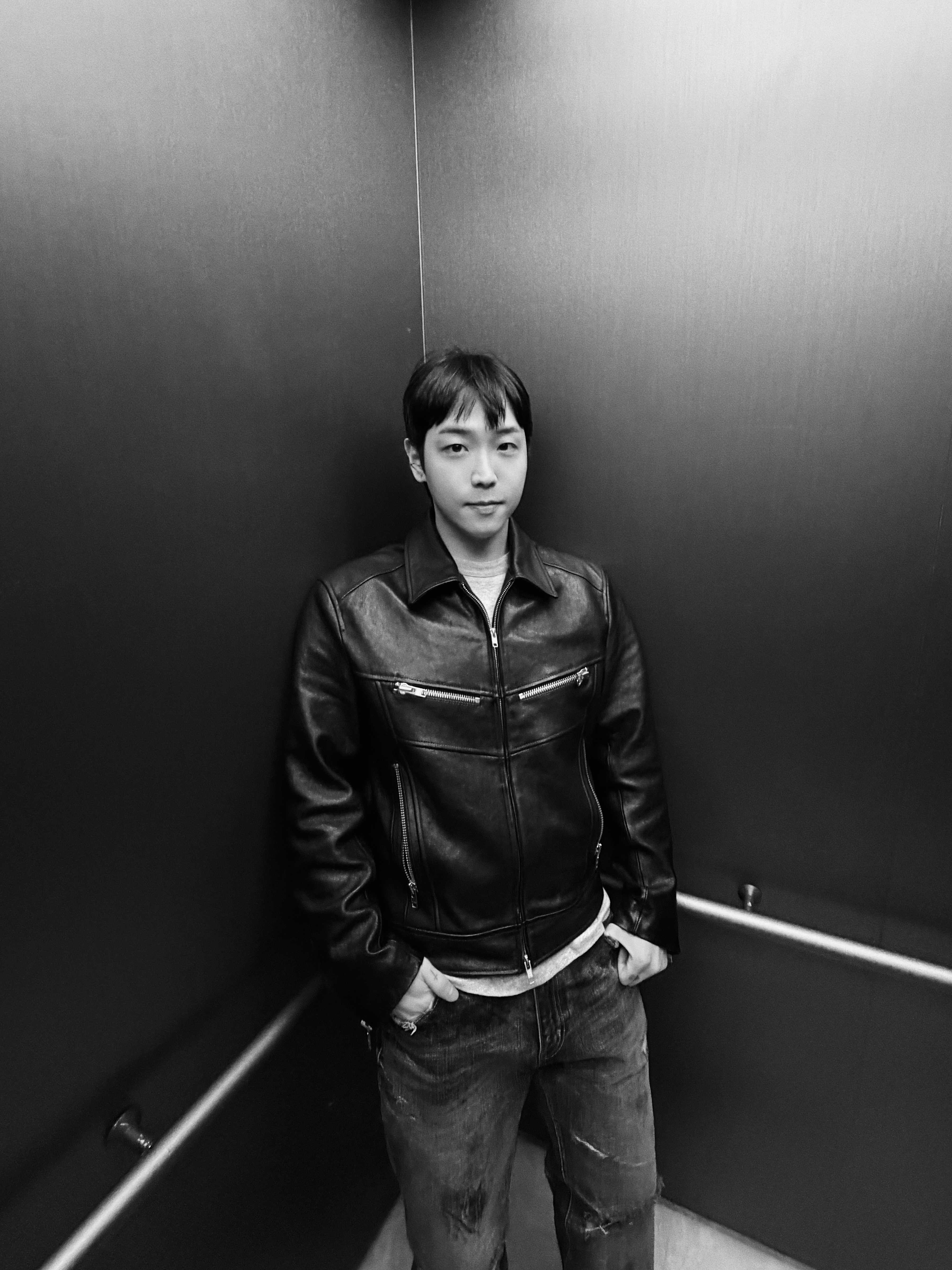 Sundayoffclub Thrashed Straight Leg Jeans, STU Lambskin Zipper Leather Jacket In Black 착용 스타일 - 8