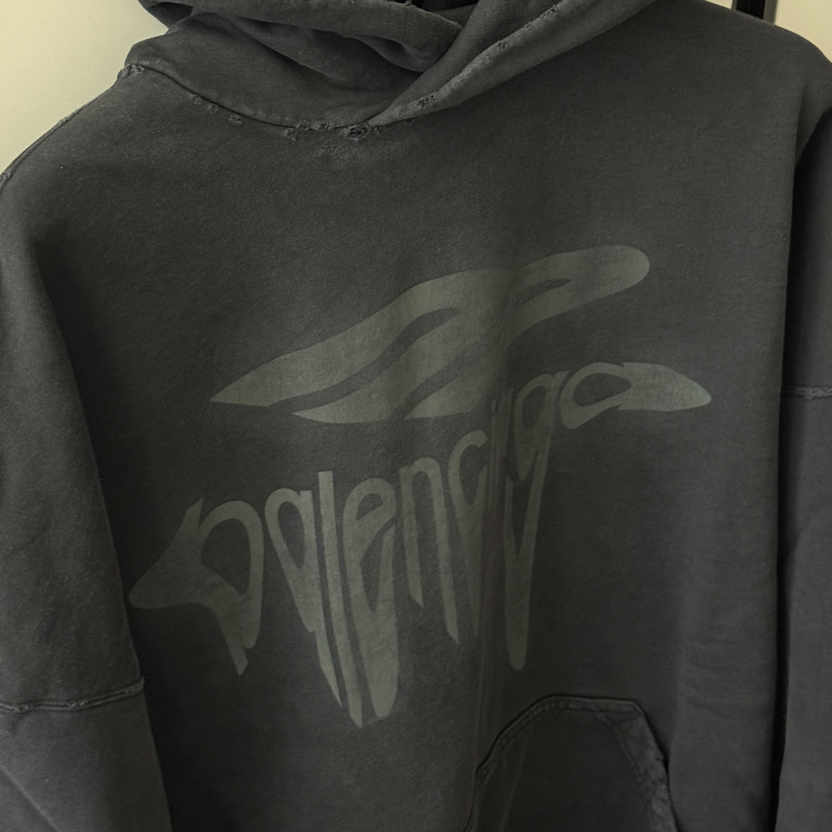 Balenciaga 3B Liquified Large Fit Hoodie Black Grey 착용 스타일 - 1