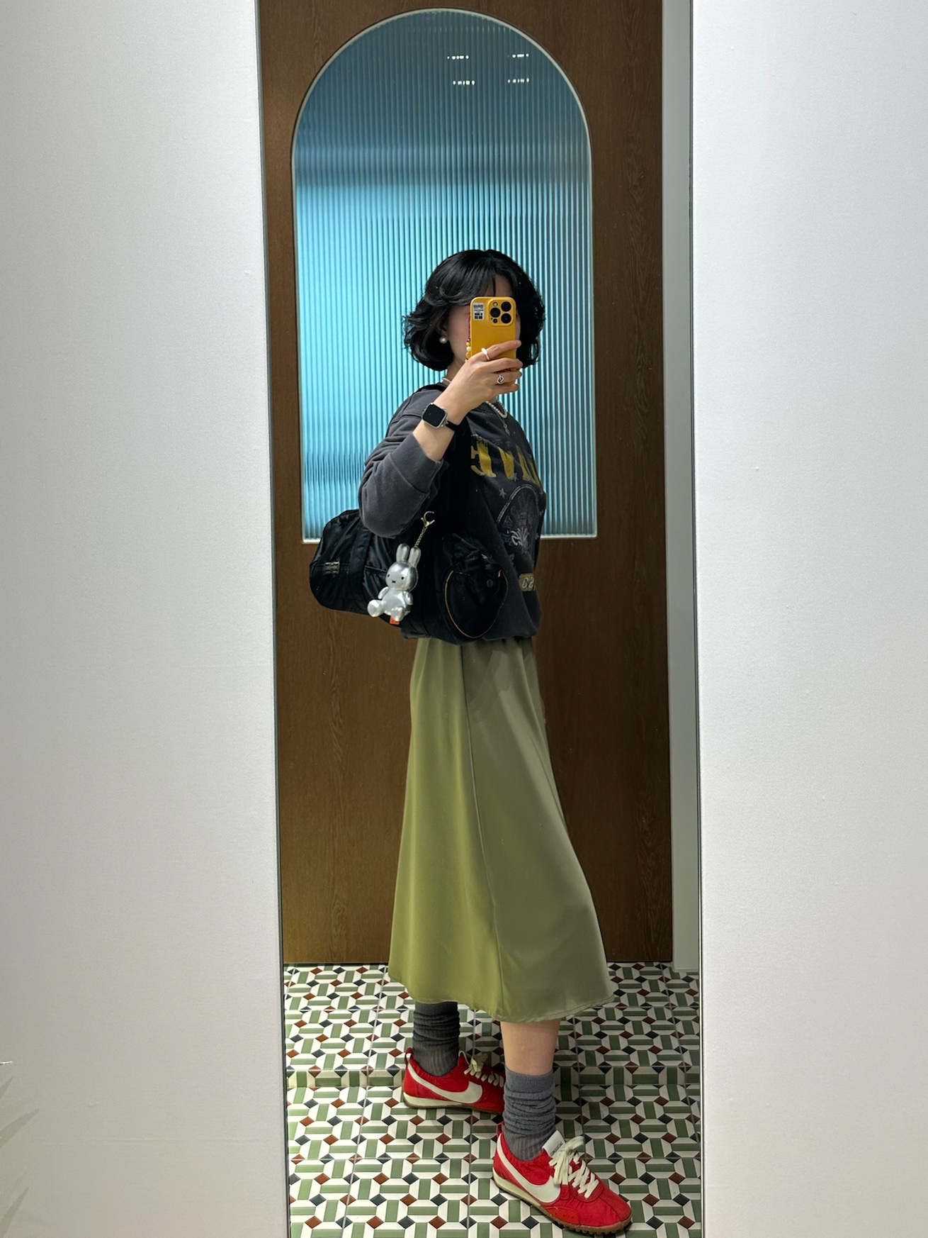Porter Tanker Duffle Bag L Black, Nike x Jacquemus Moon Shoe SP University Red and Bicycle Yellow 착용 스타일 - 2