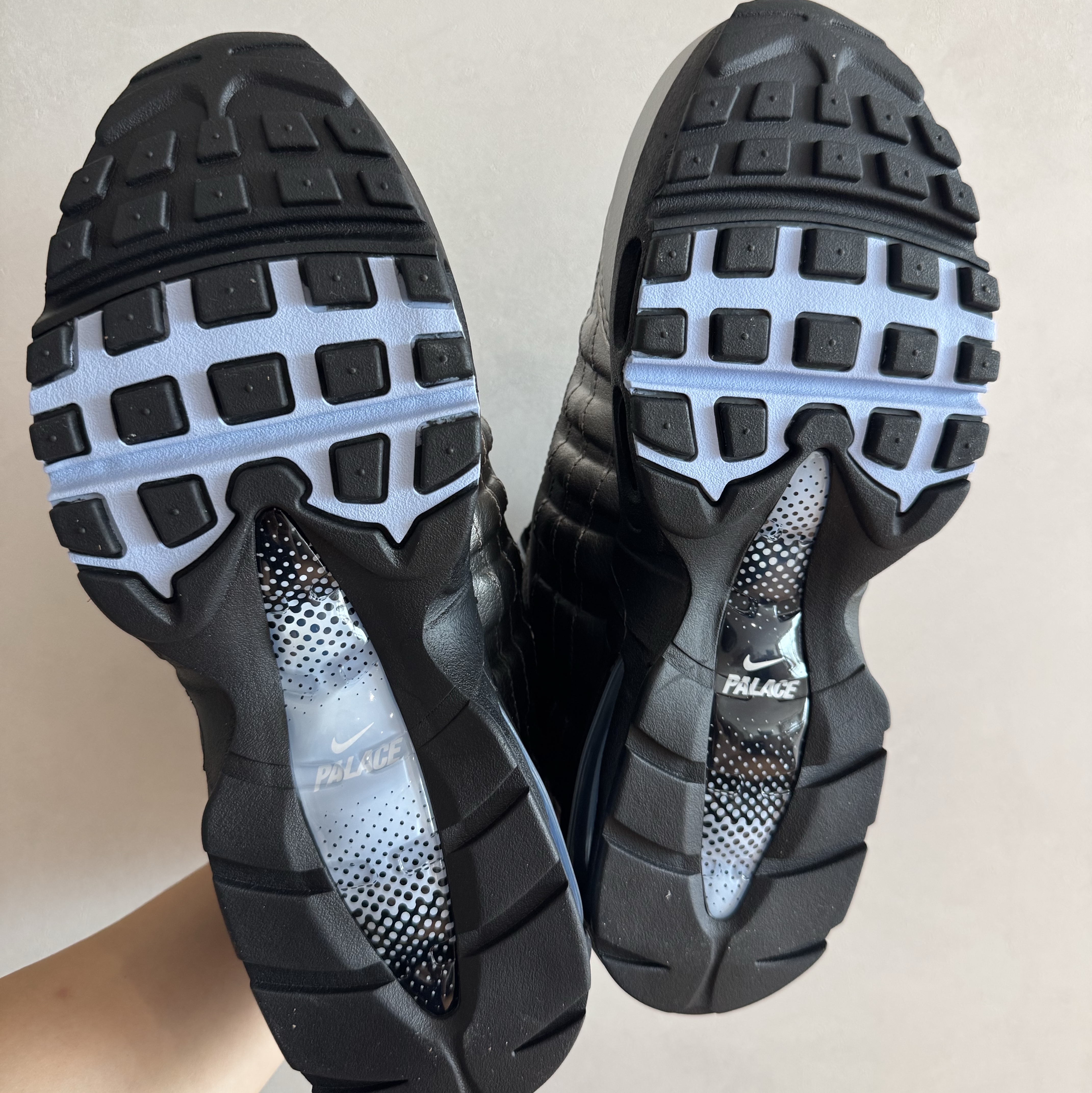 Nike x Palace Air Max 95 Metallic Silver Aluminum 착용 스타일 - 3