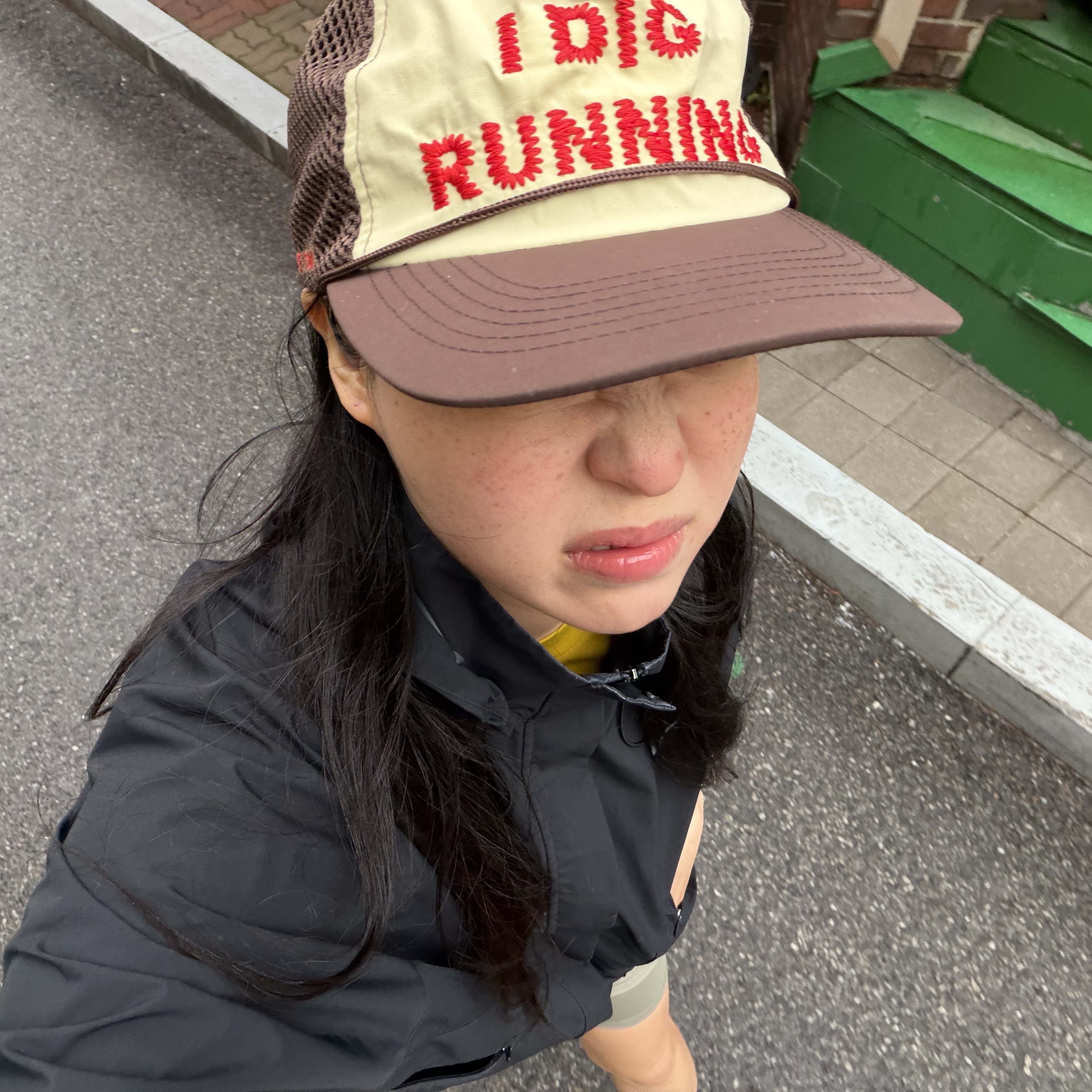 Alex Zono I Dig Running Trucker Hat OG Brown - CapeTown 착용 스타일