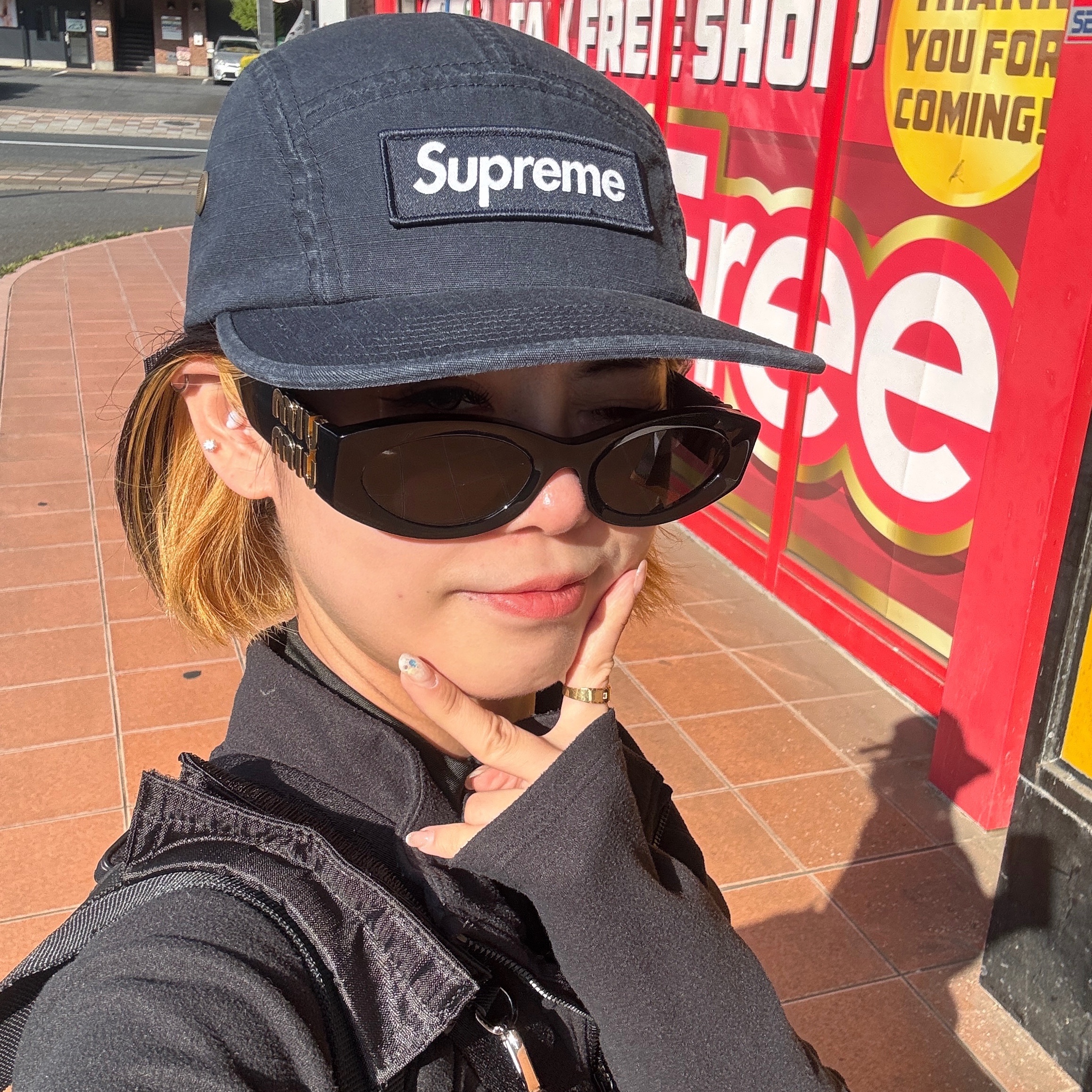 Supreme Military Camp Cap Navy - 26SS, (W) Miu Miu Glimpse Sunglasses Slate Grey Lenses Black Acetate 착용 스타일 - 1