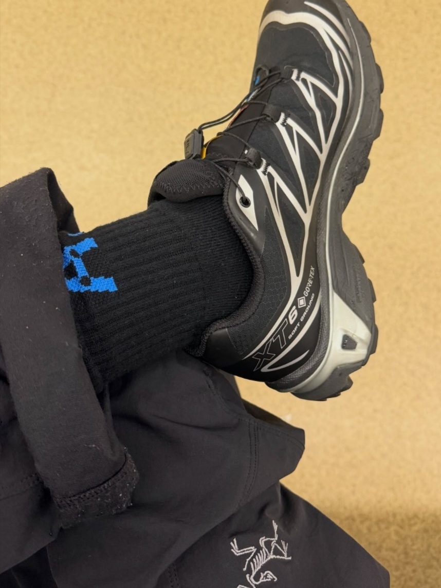 Salomon XT-6 GTX Black Silver, Arc'teryx Merino Wool Grotto Mid Sock White Black 착용 스타일 - 4