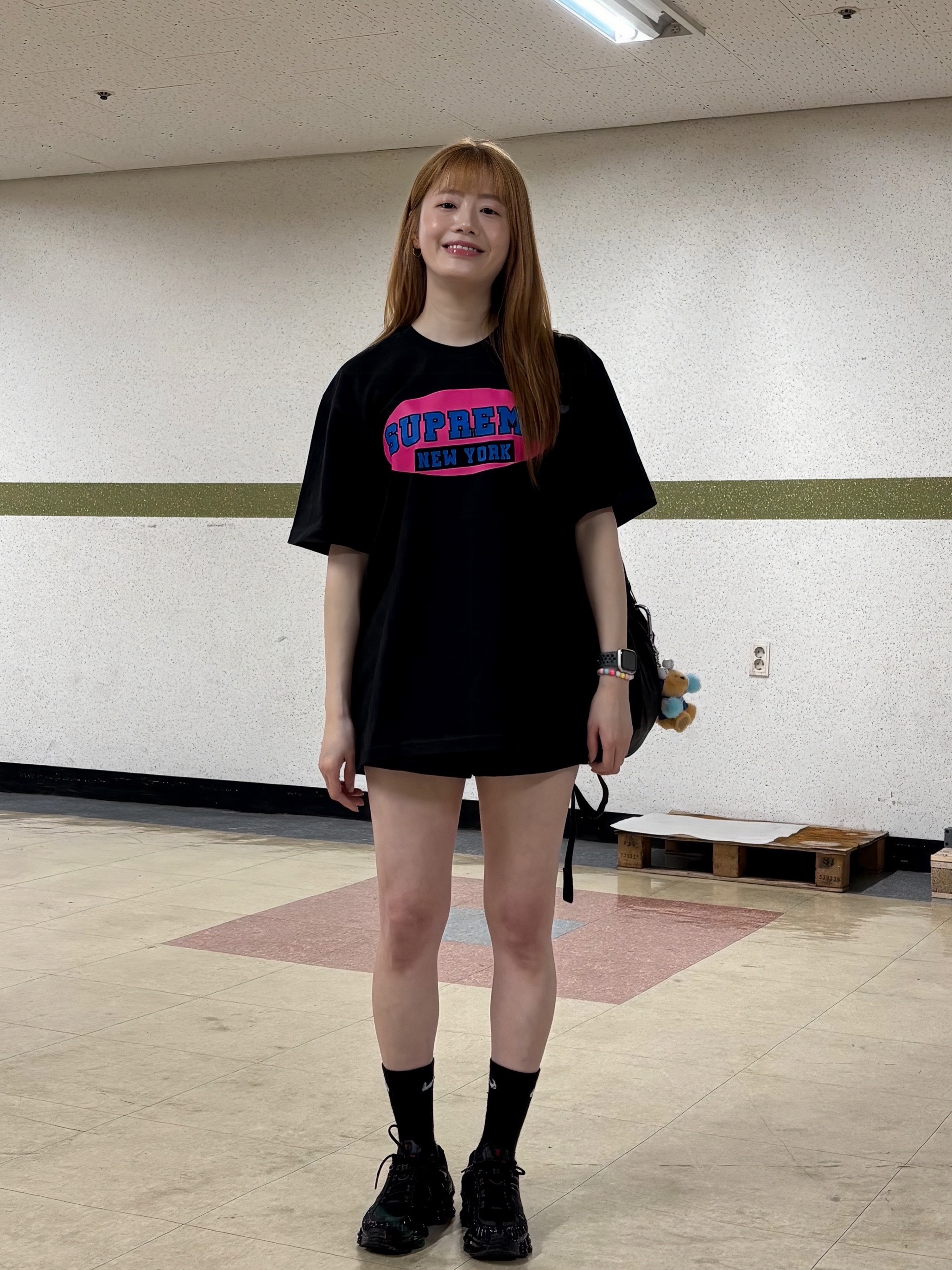 Supreme New York T-Shirt Black - 23SS, (W) Nike Shox TL Black and Max Orange 착용 스타일 - 5