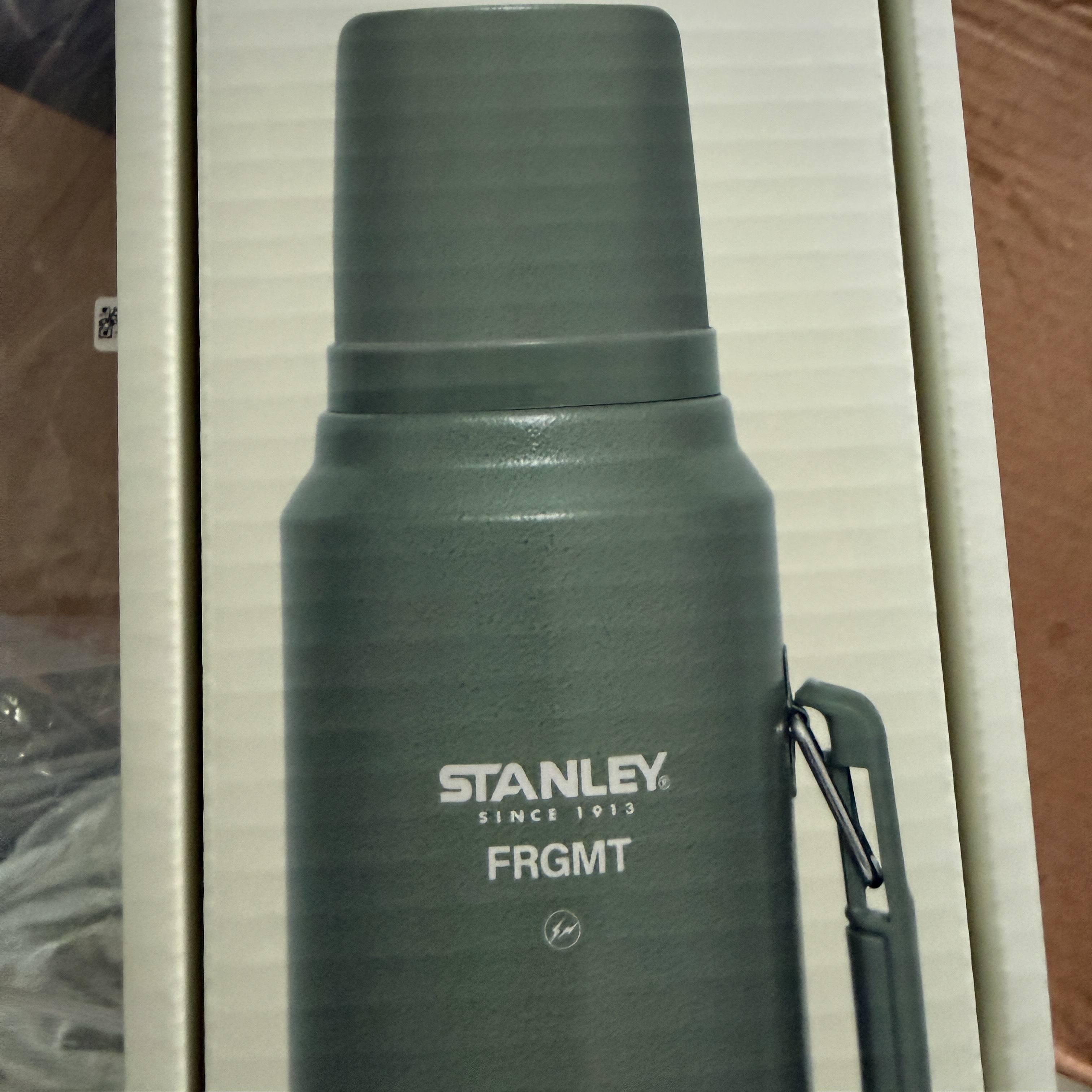 Stanley x Fragment Classic Vacuum Bottle 1L Hammertone Green 착용 스타일