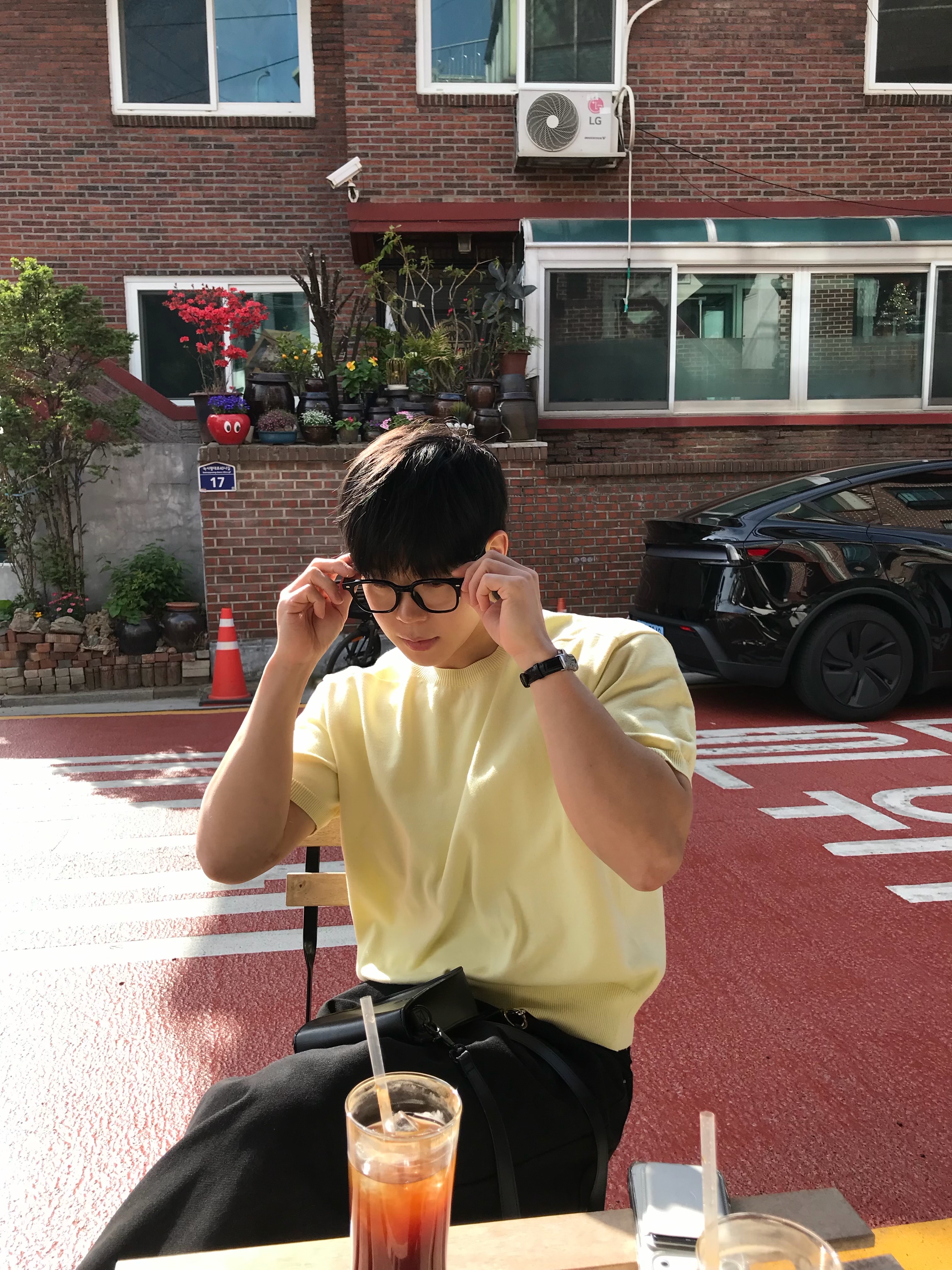TOWTOW.ARCHIVE Timeless Twist Wristlet V3_Black&Silver, Dr. Martens 1461 Smooth Black 착용 스타일 - 2