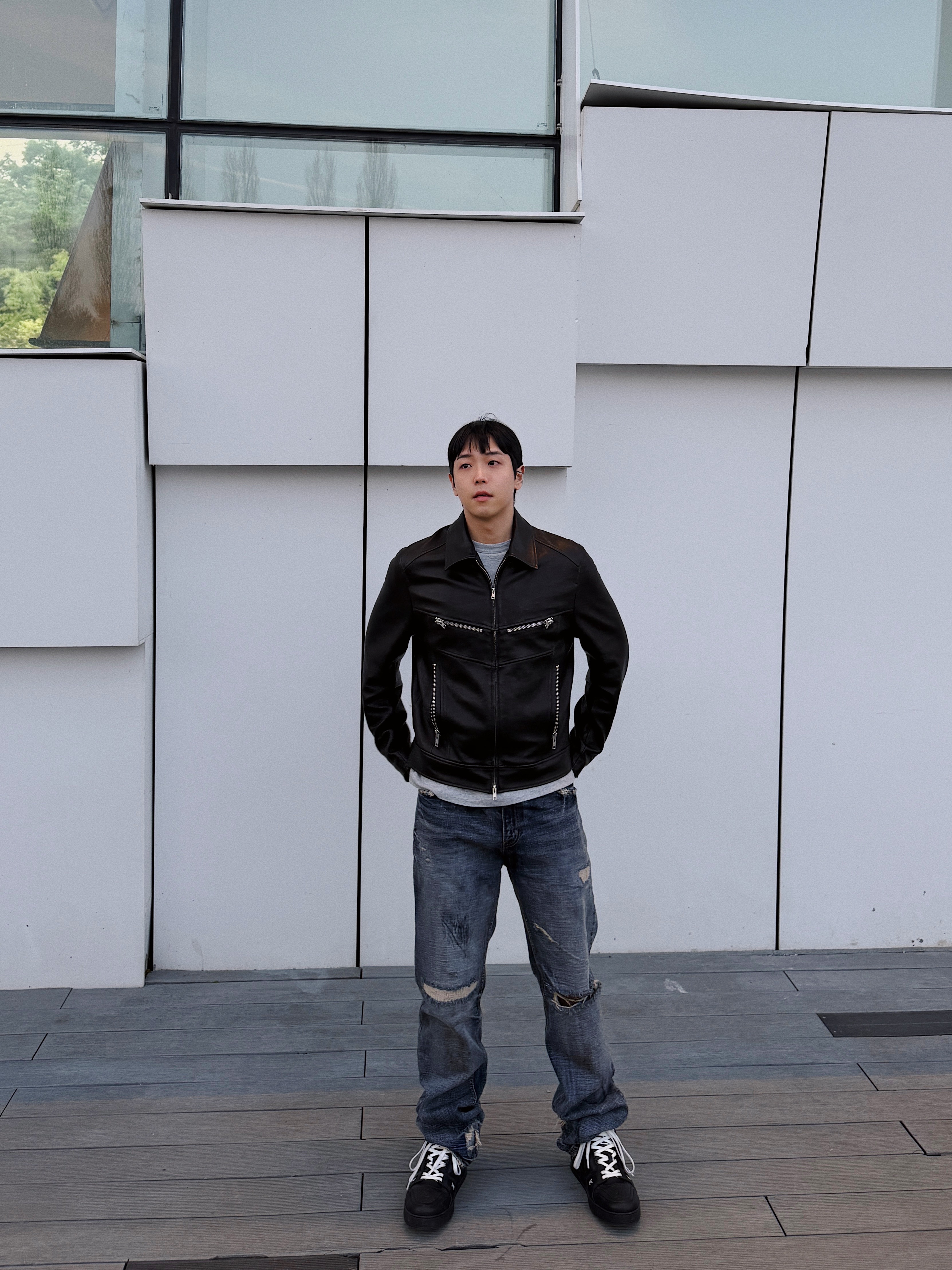 Sundayoffclub Thrashed Straight Leg Jeans, STU Lambskin Zipper Leather Jacket In Black 착용 스타일 - 1