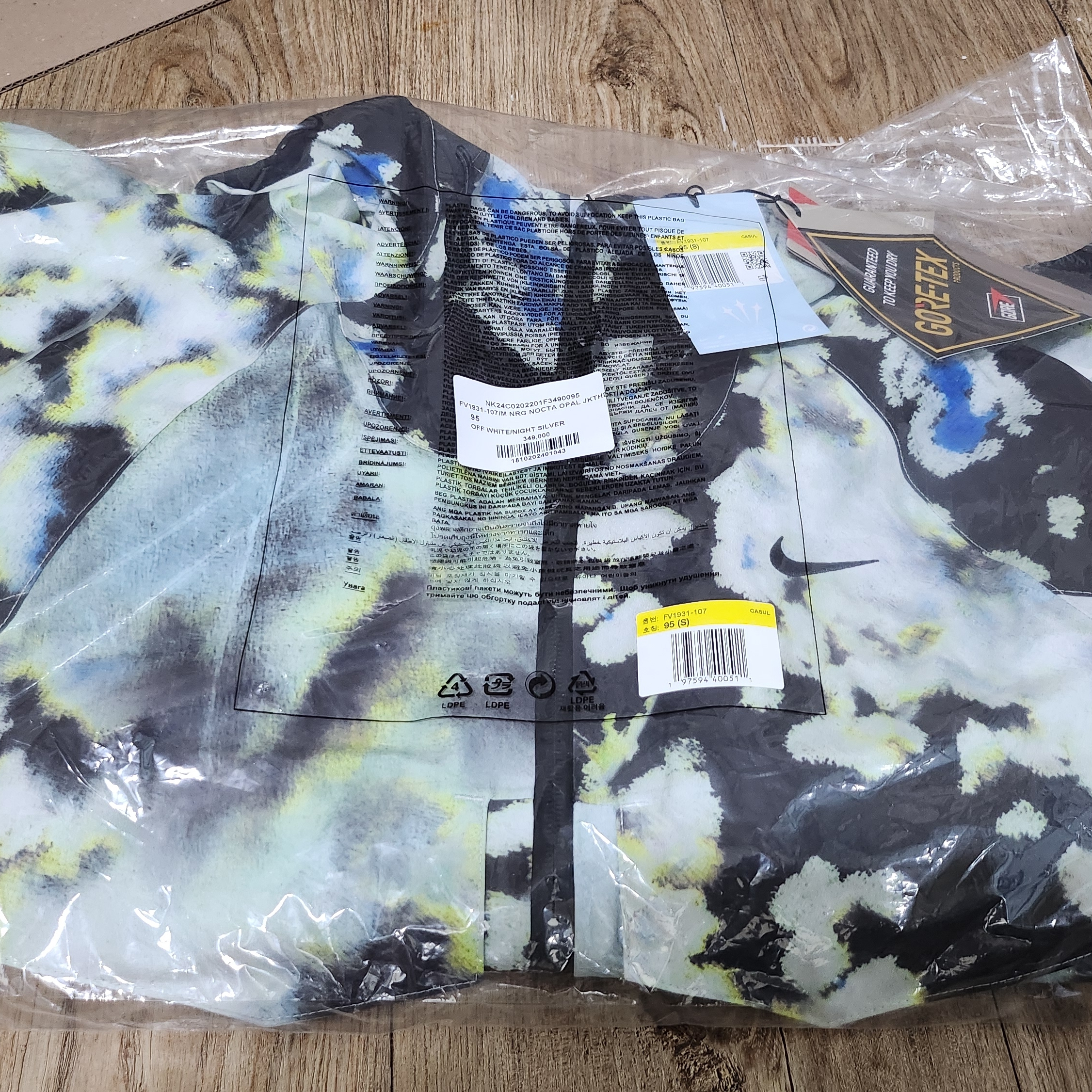 Nike x Drake Nocta Opal Deep Cover Gore-Tex Jacket Off White (FV1931-107) 착용 스타일 - 4