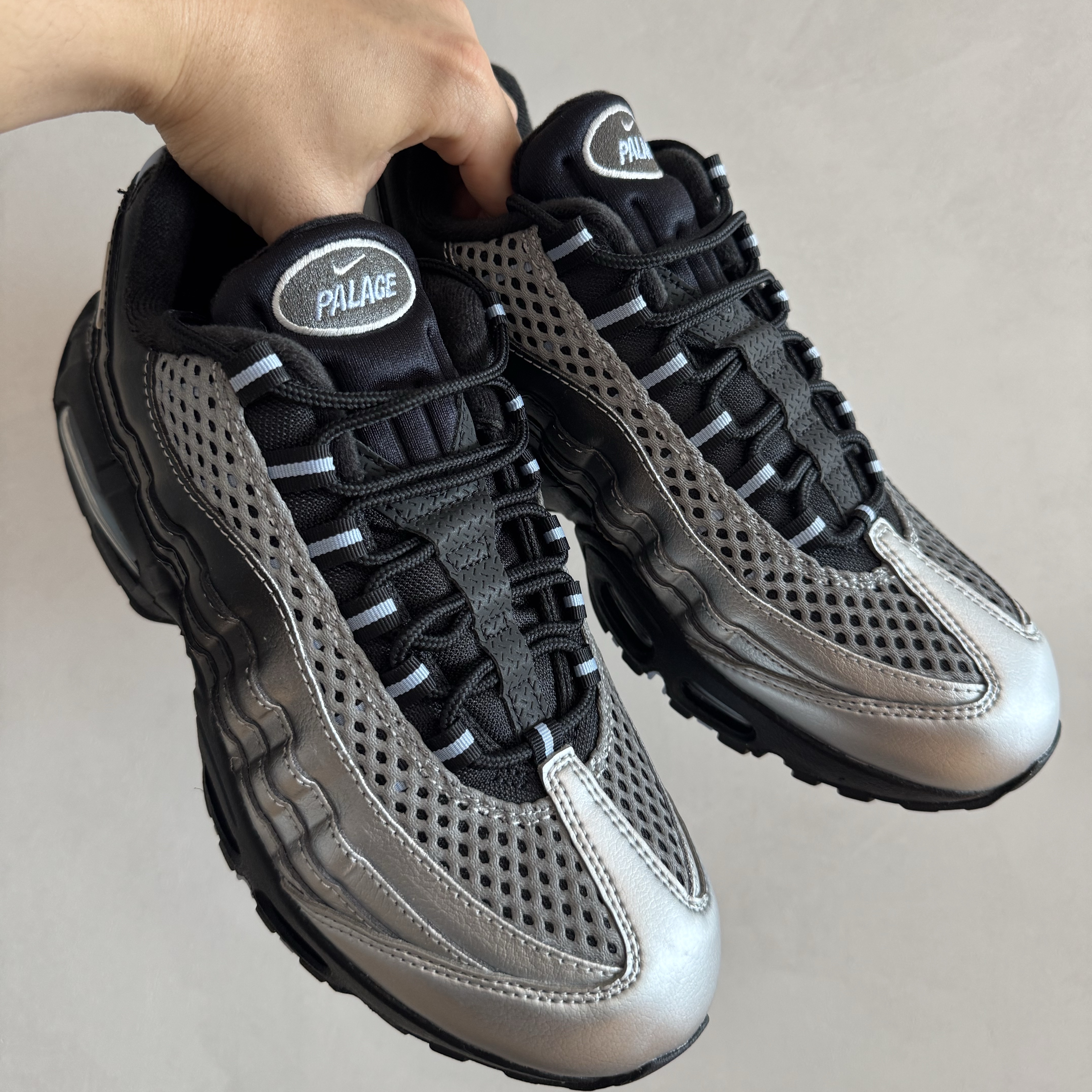 Nike x Palace Air Max 95 Metallic Silver Aluminum 착용 스타일 - 2