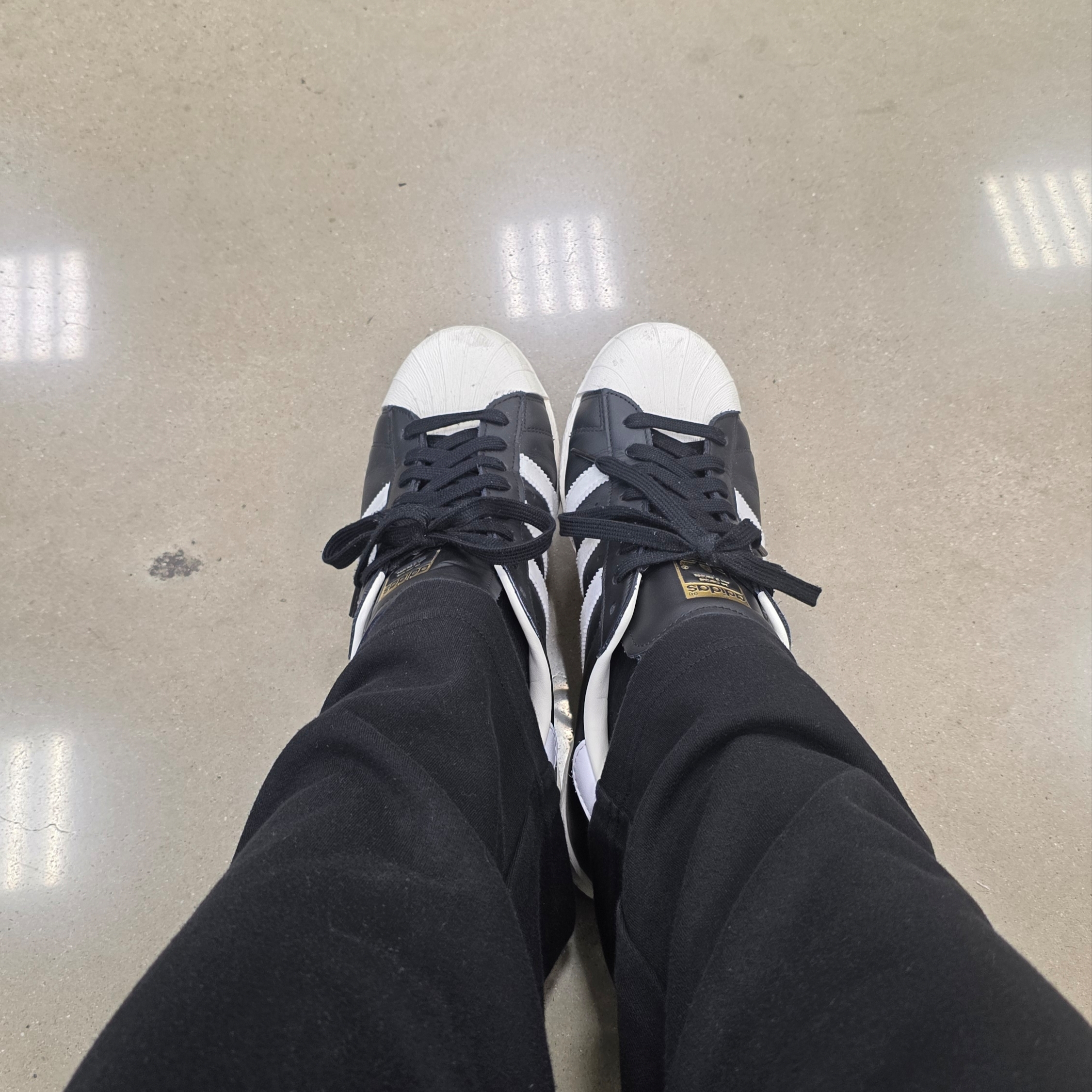 Adidas Superstar 82 FI Core Black 착용 스타일
