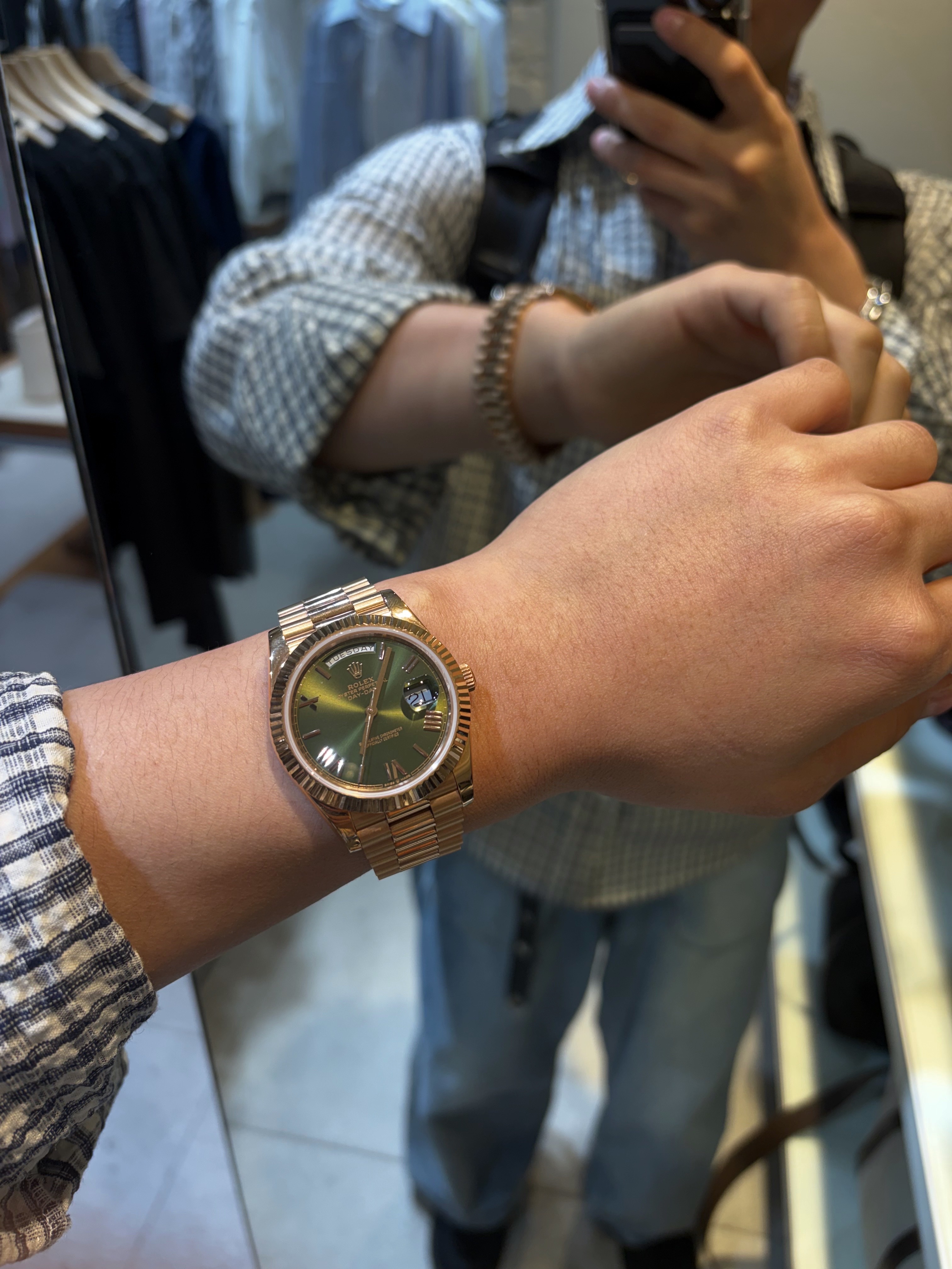 Rolex Day-Date 40mm 228235 Olive Green Roman President 착용 스타일 - 3