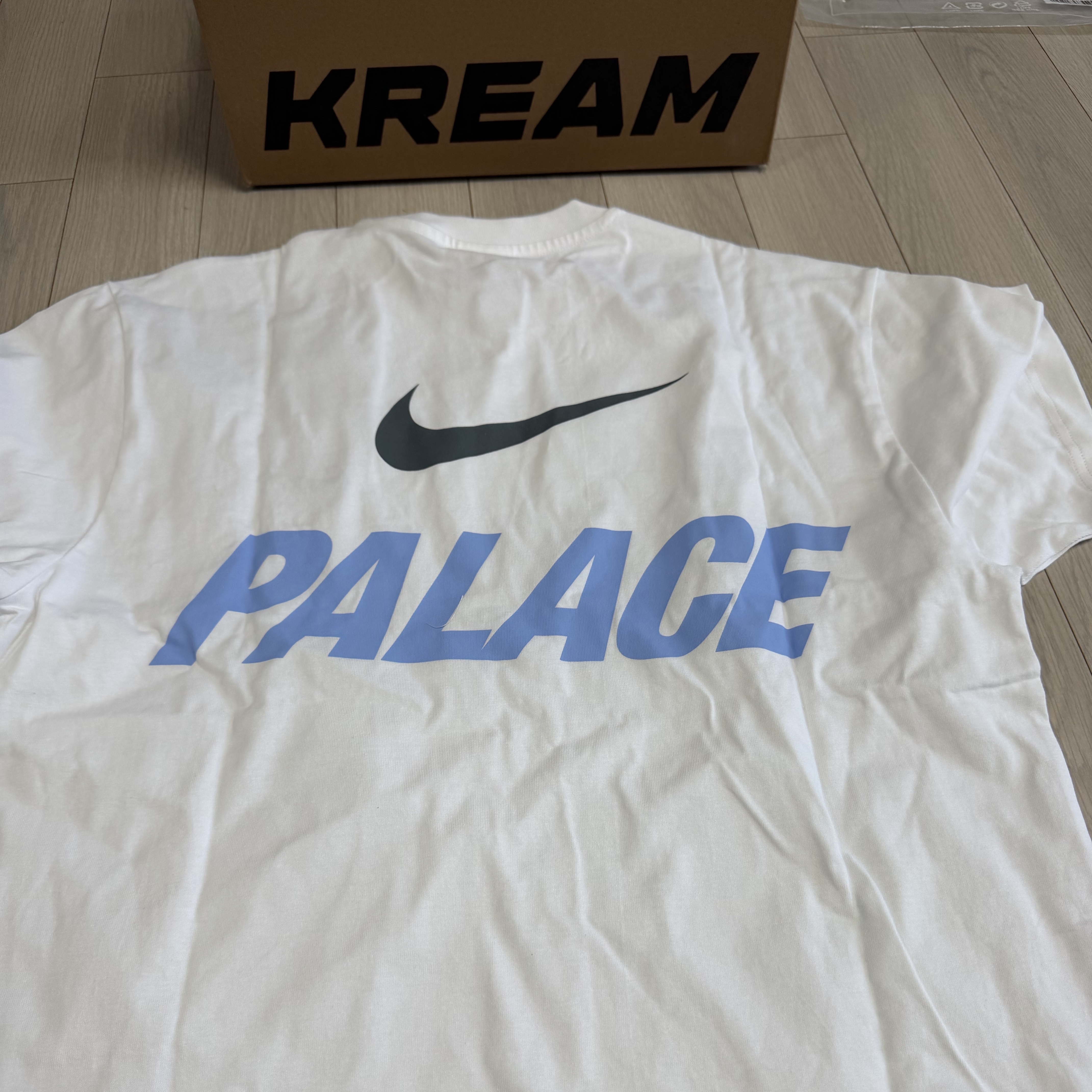 Palace x Nike Font Swoosh T-Shirt White - 26SS 착용 스타일 - 1