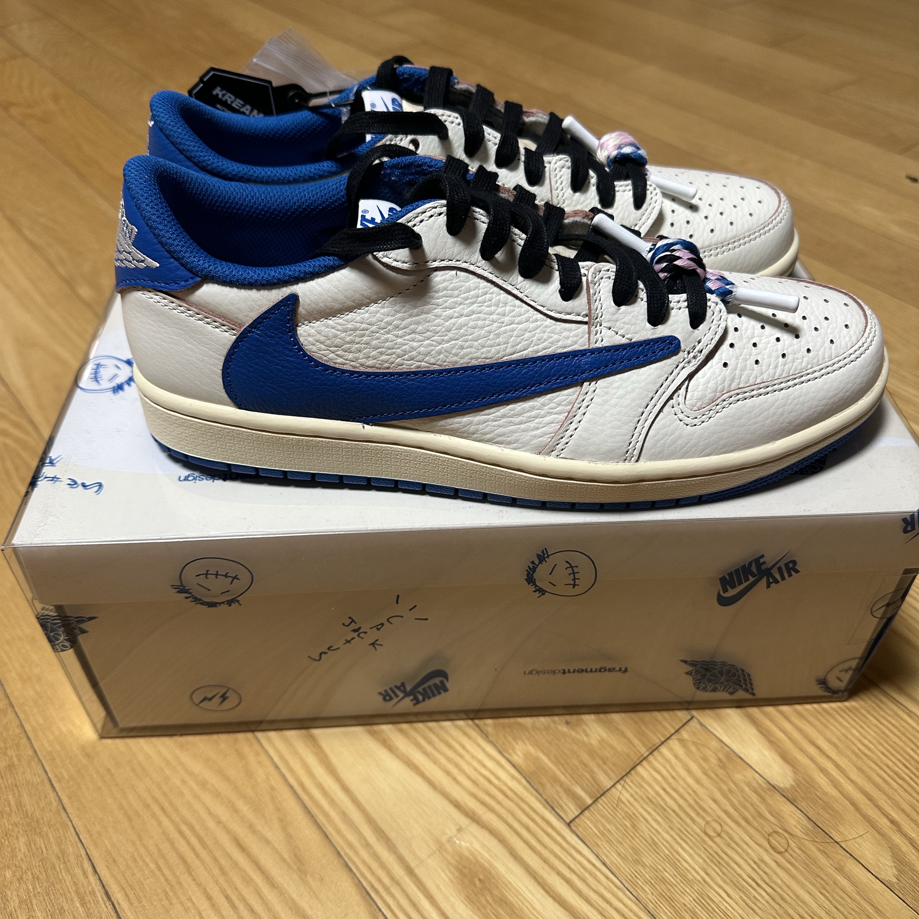 Jordan 1 x Travis Scott x Fragment Retro Low OG SP Sail Military Blue 착용 스타일 - 4
