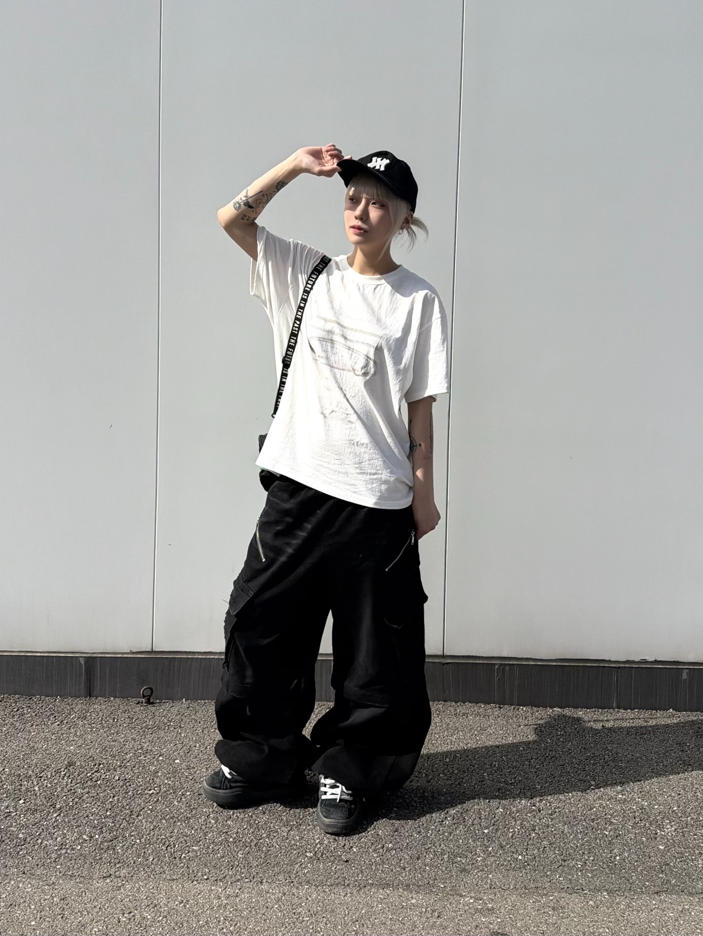 Farfromwhat Far Patch Logo Cap Black, Farfromwhat Far Front Multi Logo T-Shirts White 착용 스타일 - 7