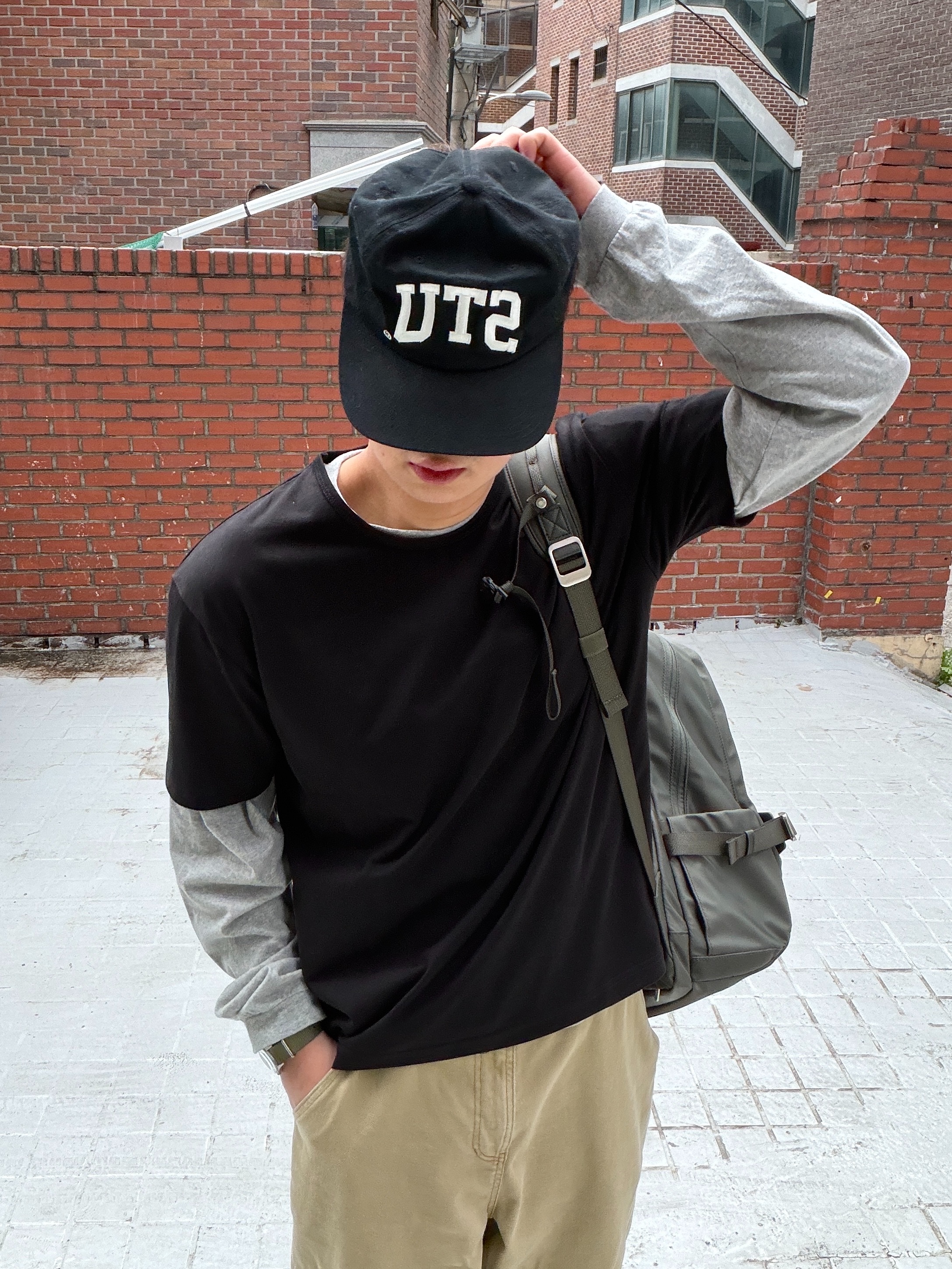 Stussy Stu Arch Strapback Cap Black 착용 스타일 - 1