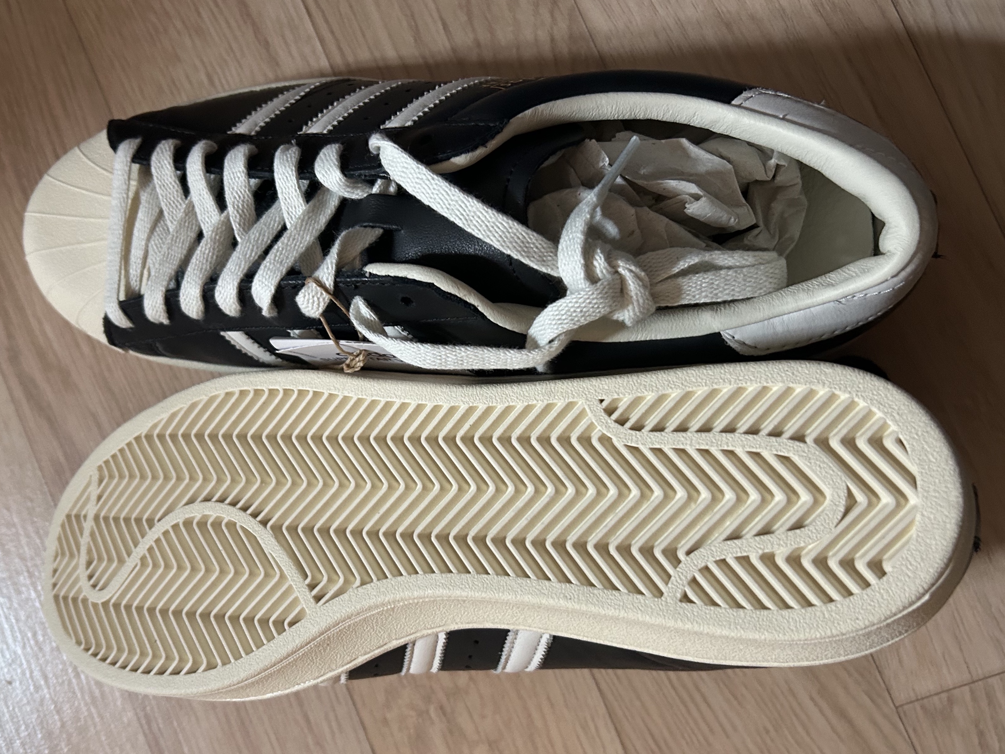 Adidas Superstar Vintage Core Black Core White 착용 스타일