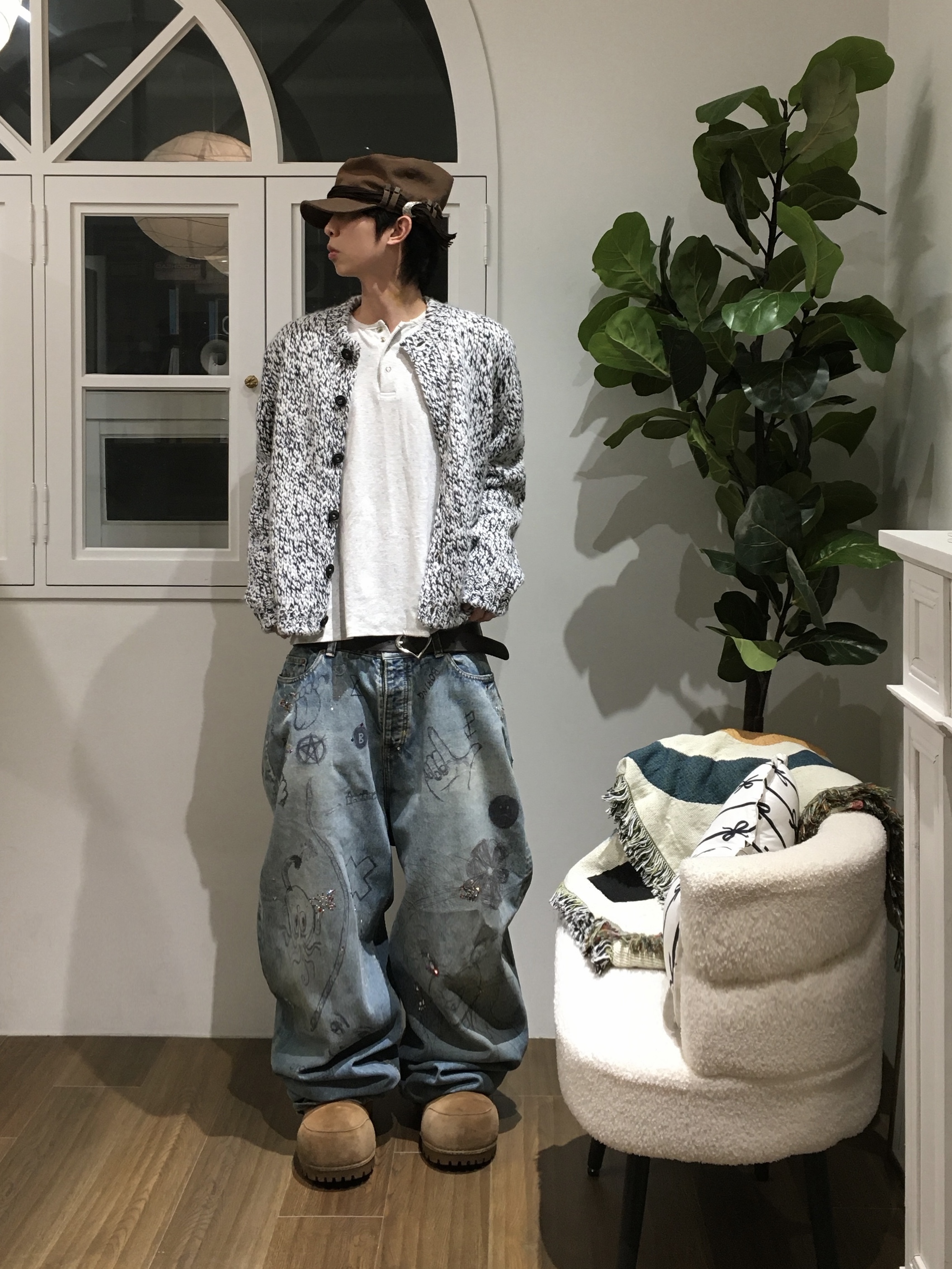 STU Heather Round Neck Cardigan, Balenciaga Alaska Fur Boot Brown 착용 스타일 - 5