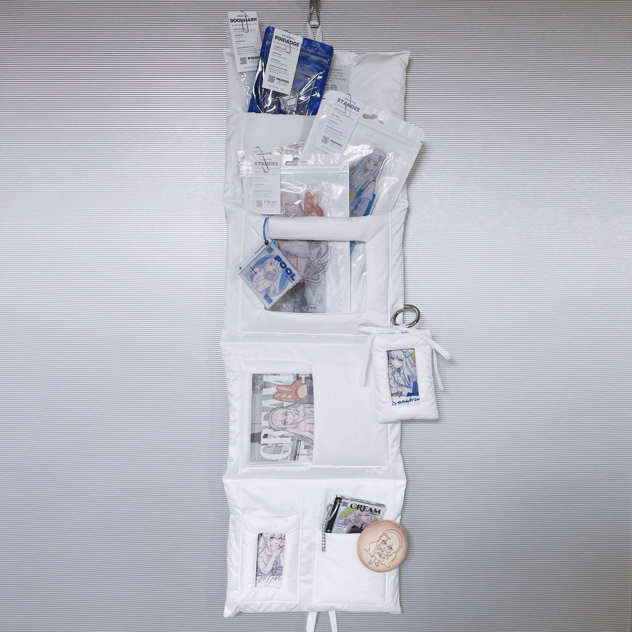 Merge Documents White, Merge Moment Keyring White 착용 스타일 - 1