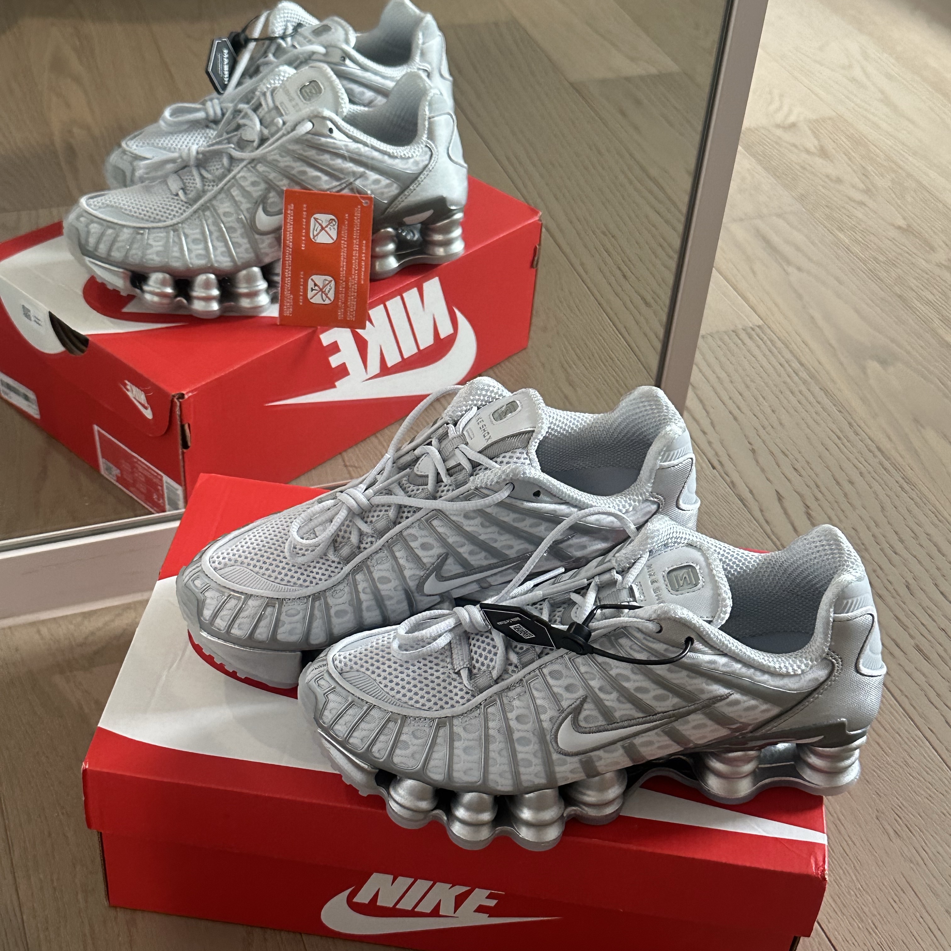 (W) Nike Shox TL Pure Platinum and Metallic Silver 착용 스타일 - 1