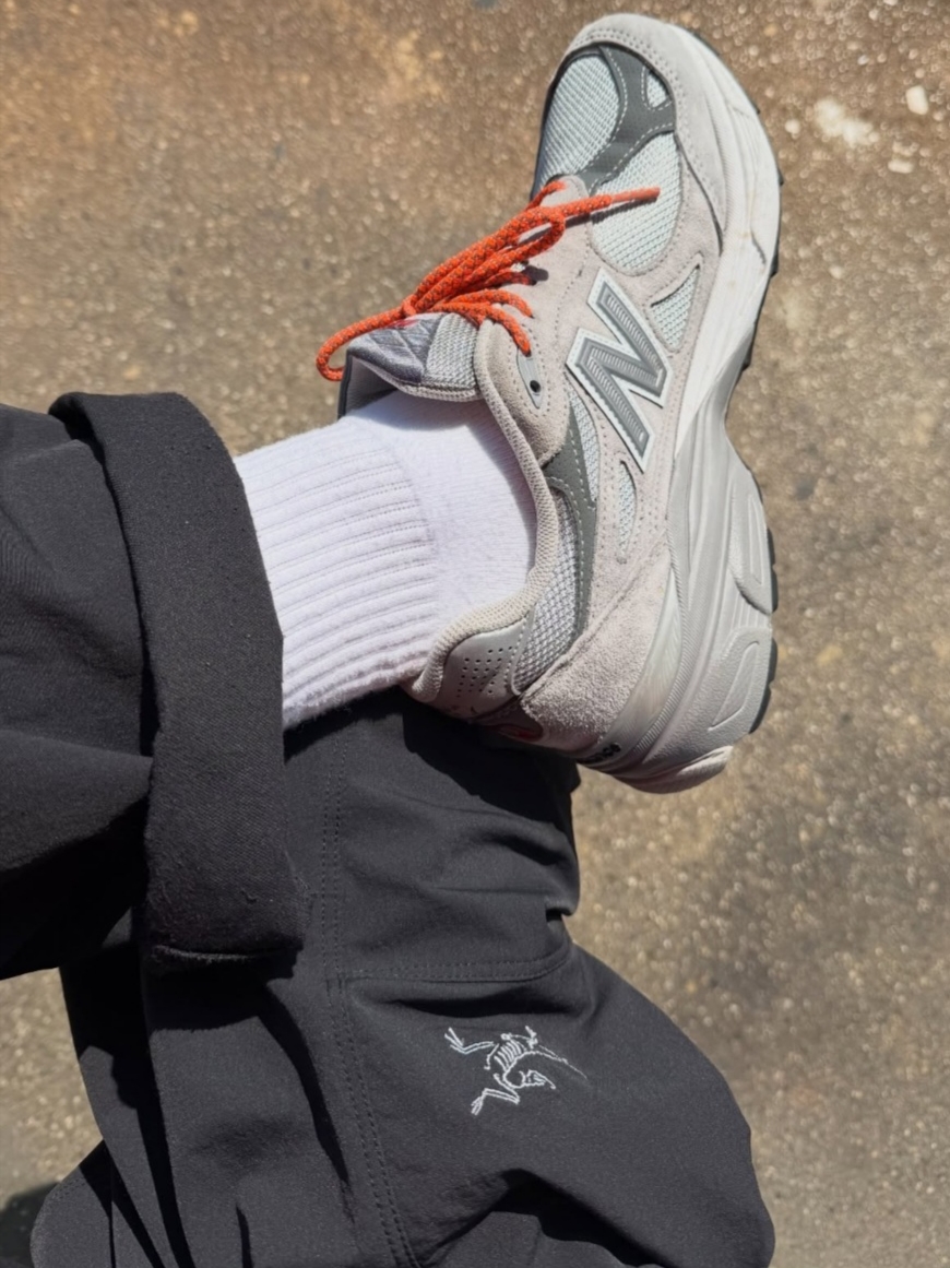 Arc'teryx Cronin Cotton Pants Carob, New Balance x JJJJound 990v3 Brown Black 착용 스타일 - 2