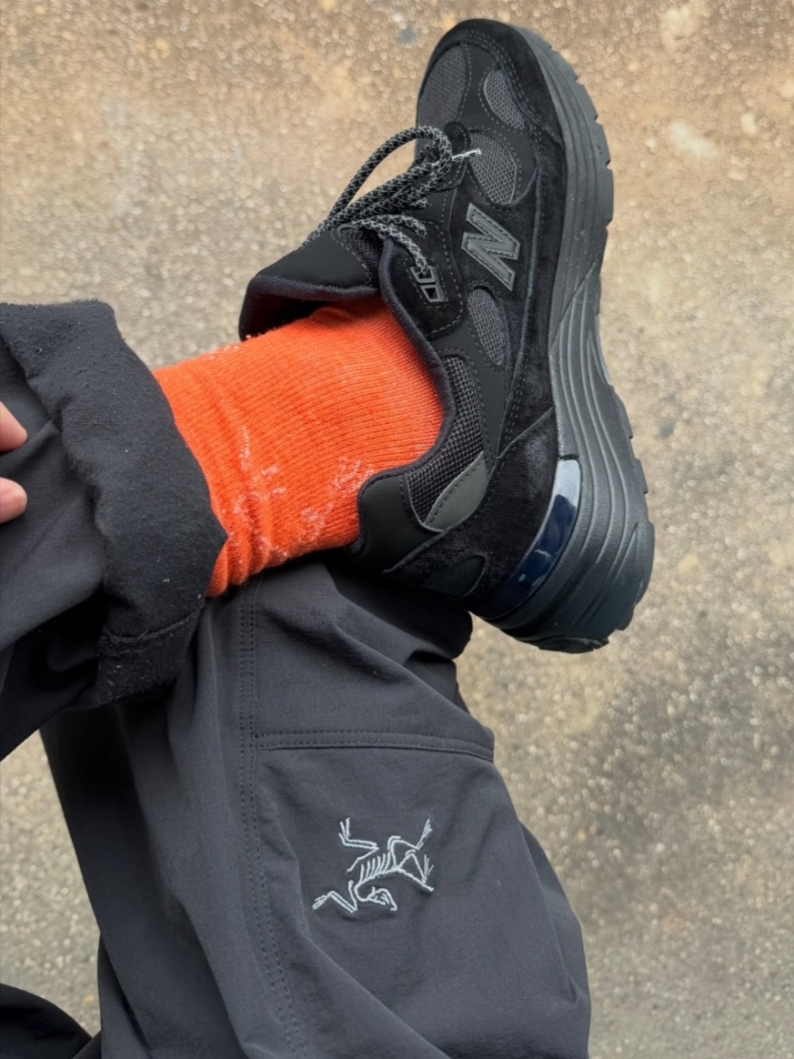 Arc'teryx Cronin Cotton Pants Carob, New Balance x JJJJound 990v3 Brown Black 착용 스타일 - 3