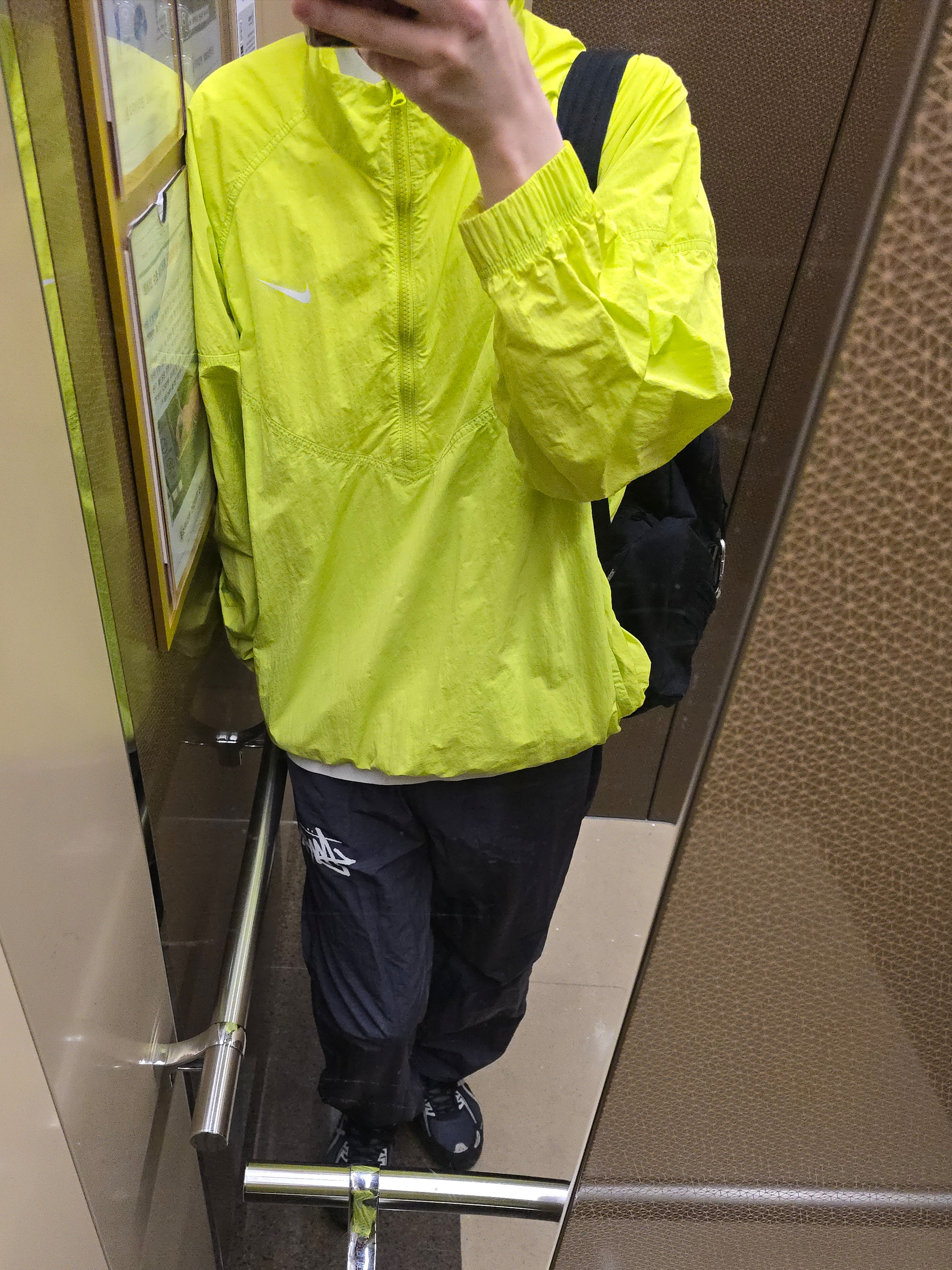 Nike x Stussy Windrunner Jacket Bright Cactus 착용 스타일