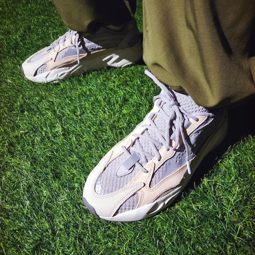 Yeezy Gap Engineered By Balenciaga Dove Hoodie White, Adidas Yeezy Boost 700 V2 Cream 착용 스타일 - 5