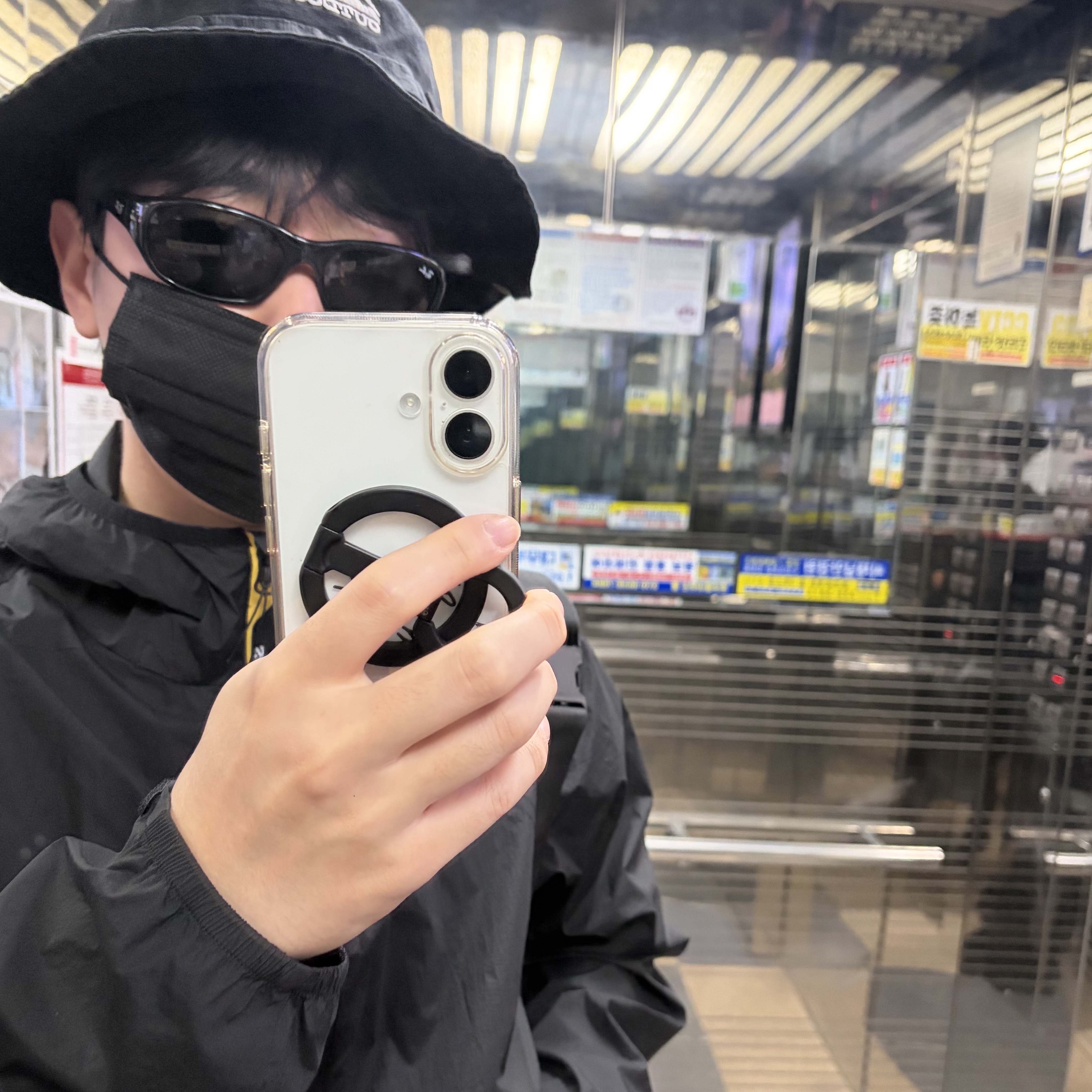 Ray-Ban DADDY-O II Polished Black Frame Green Classic G-15 Lenses, Salomon Modisay Aero Black 착용 스타일