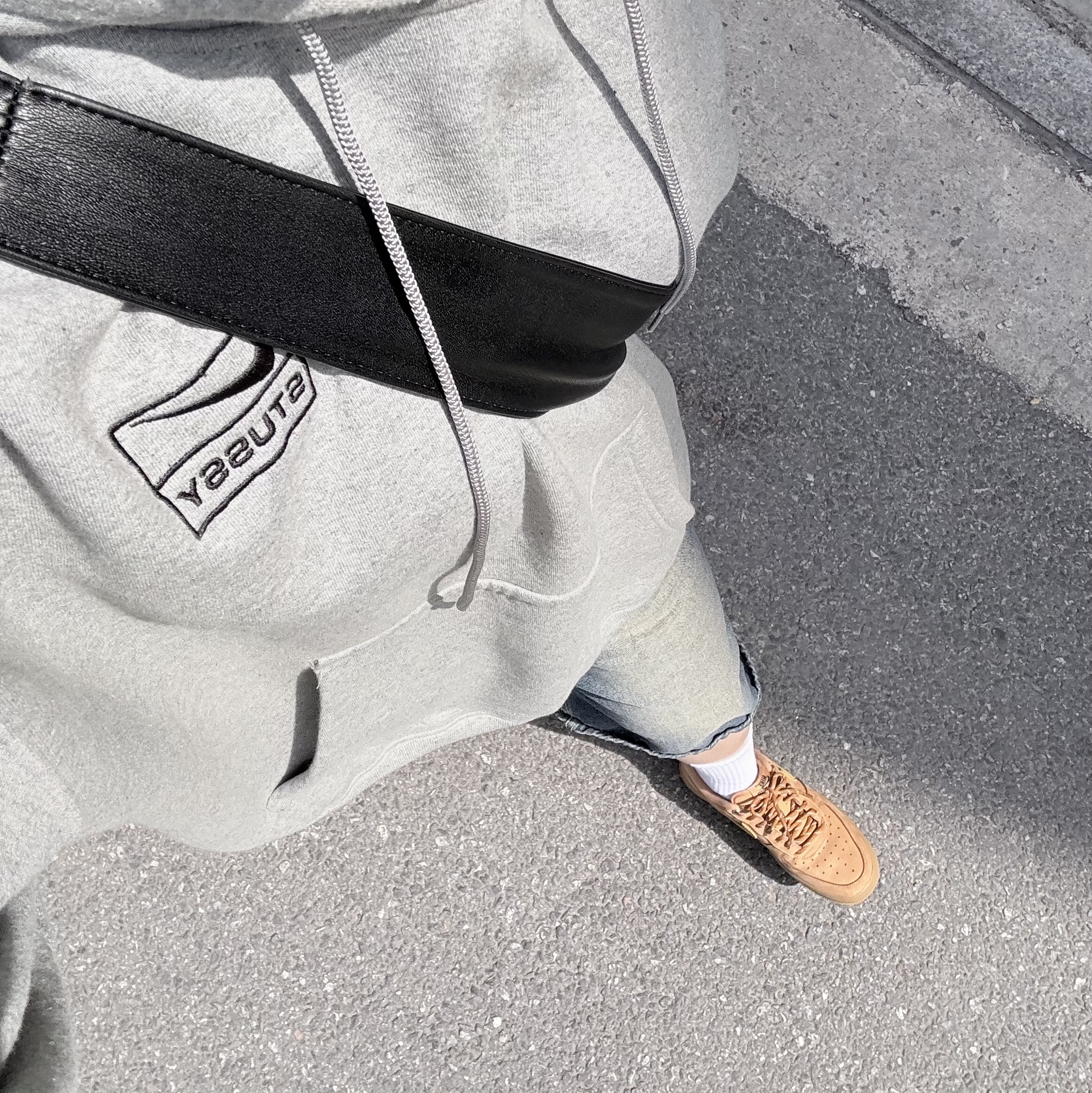 (W) Nike Air Force 1 '07 WB Flax Wheat, Nike x Stussy NRG RA Pullover Hoodie Dark Grey Heather (DJ9488-063) 착용 스타일 - 4
