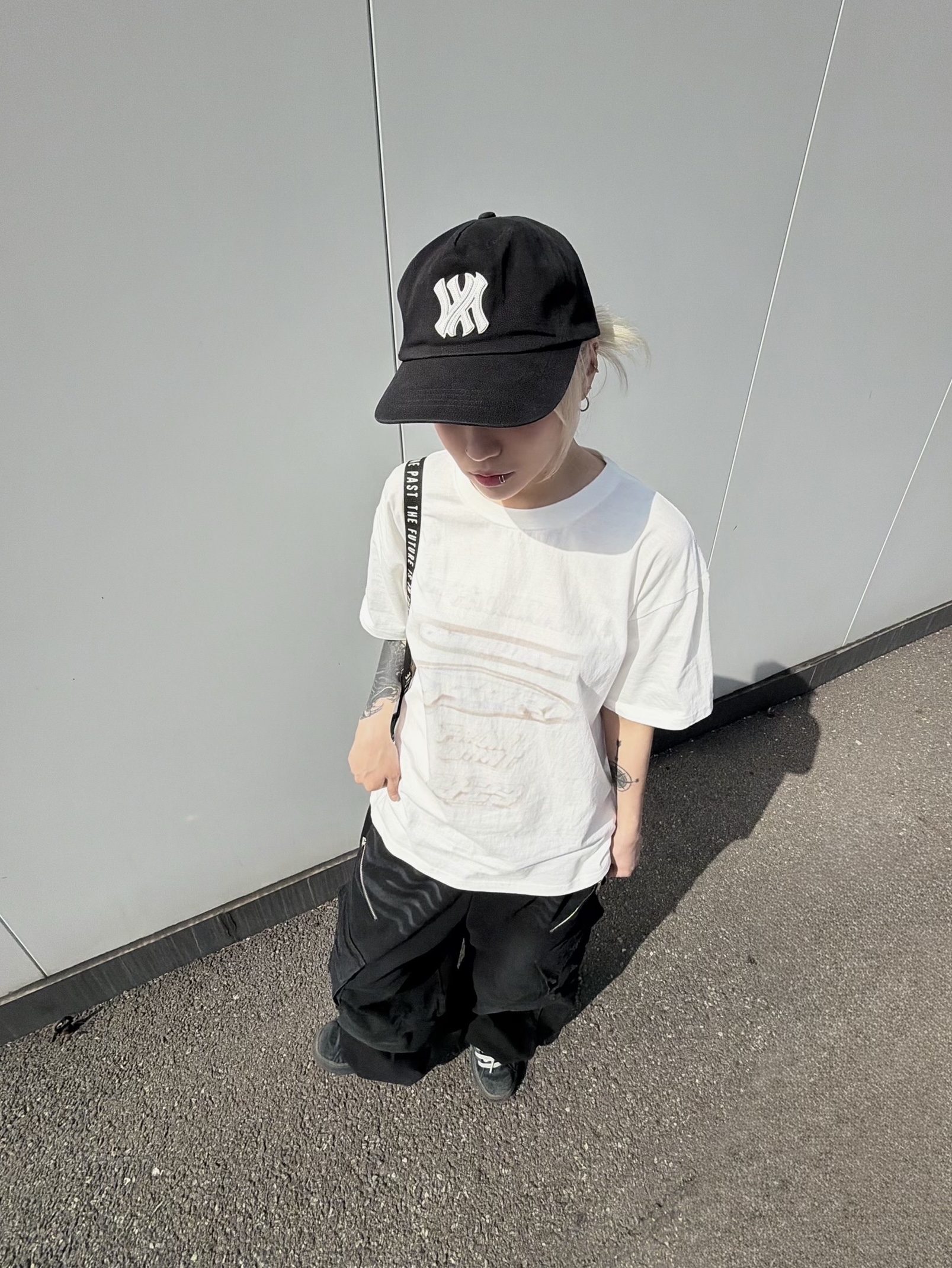 Farfromwhat Far Patch Logo Cap Black, Farfromwhat Far Front Multi Logo T-Shirts White 착용 스타일 - 5