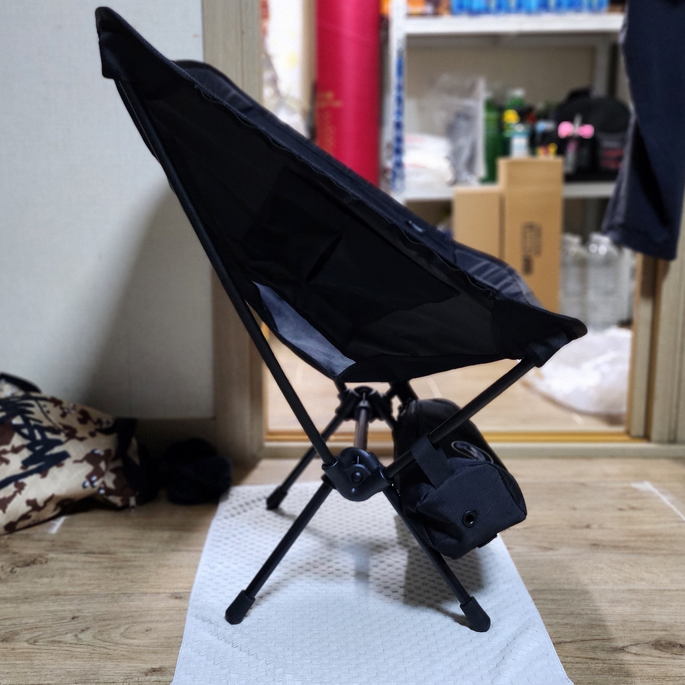 WADE x FRGMT Helinox Chair One 착용 스타일 - 4