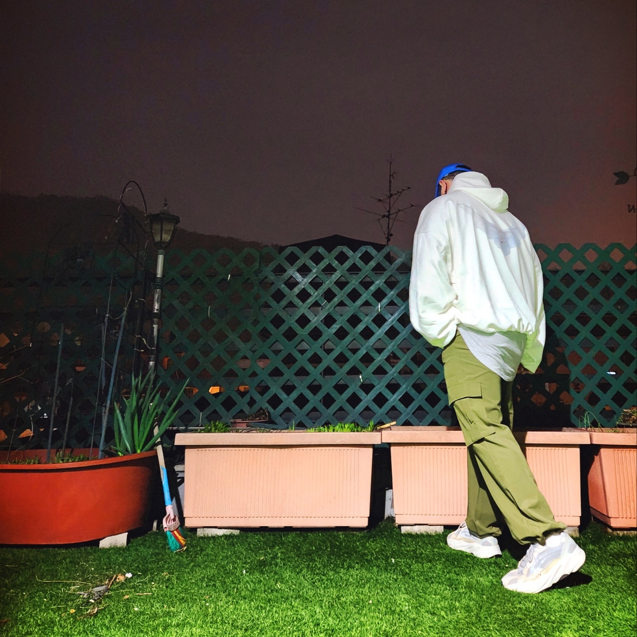Yeezy Gap Engineered By Balenciaga Dove Hoodie White, Adidas Yeezy Boost 700 V2 Cream 착용 스타일 - 2