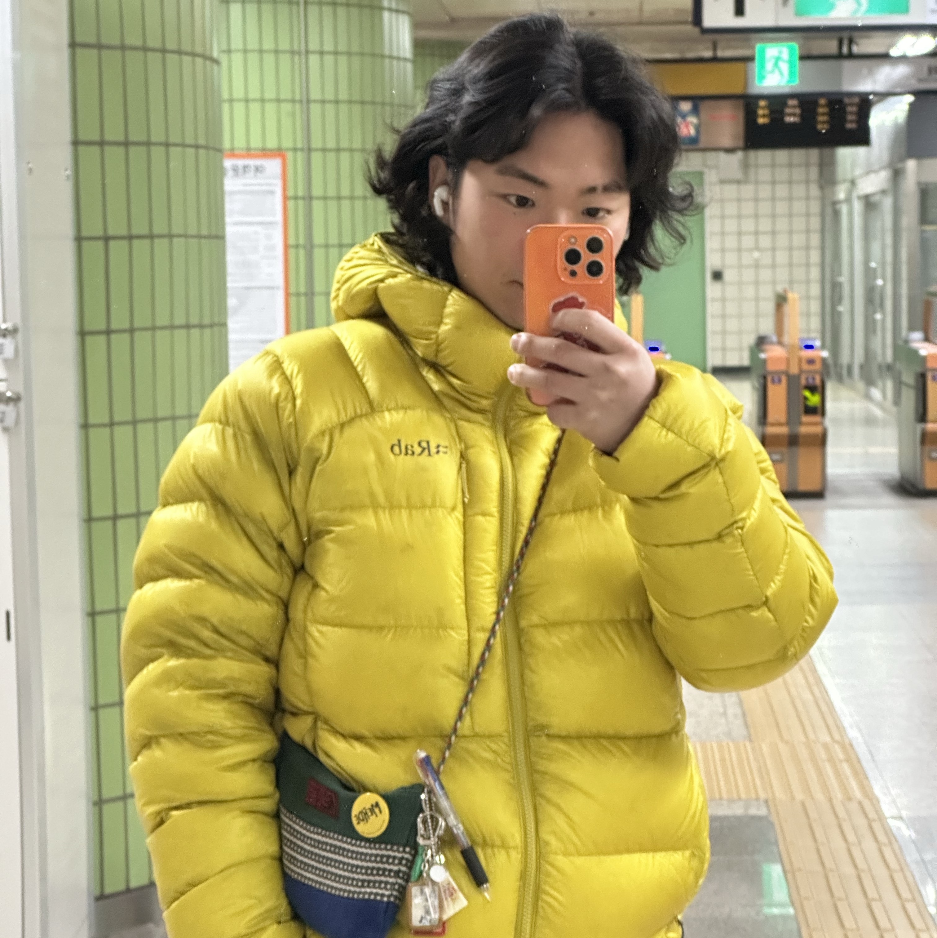 Rab Mythic Ultra Jacket Dark Pollen, Rab x Gramicci Logo Beanie Slate Grey 착용 스타일 - 1
