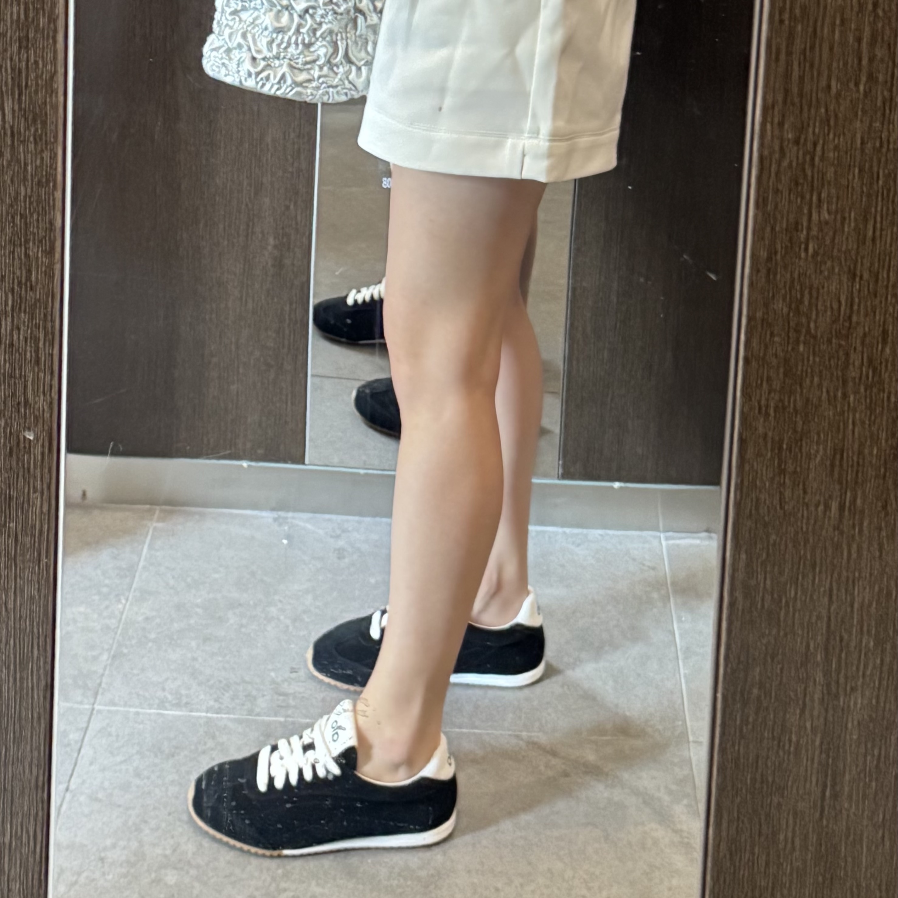 (W) Alo Yoga Sunset Sneaker Black 착용 스타일