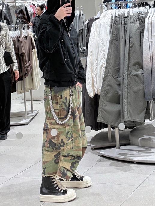 Rick Owens Mega Bumper Sneakers Black Milk 착용 스타일 - 1