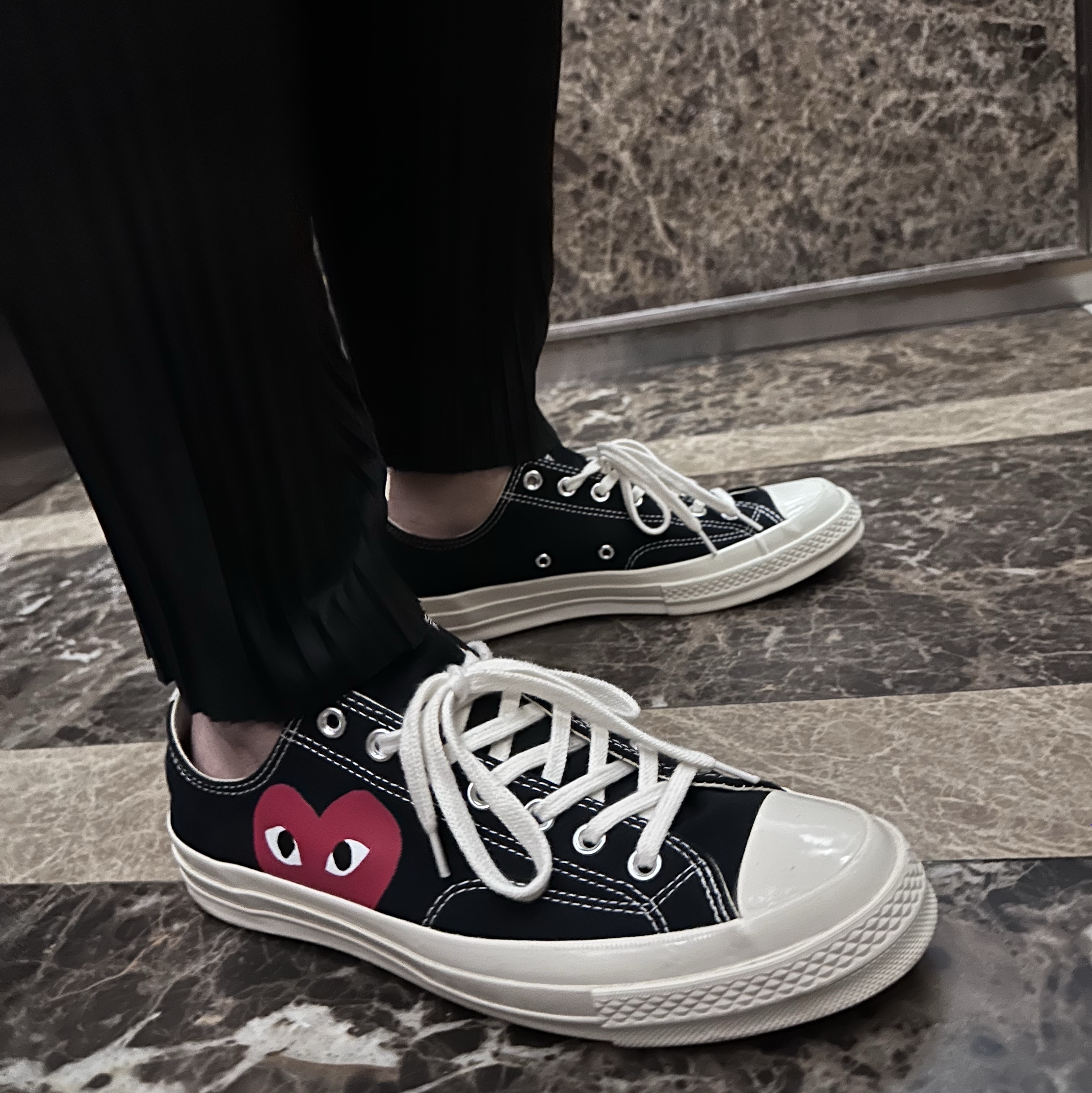 Gentle Monster x Maison Margiela MM011 Clear Black Gradient, Converse x Play Comme des Garcons Chuck 70 Ox Black 착용 스타일 - 3